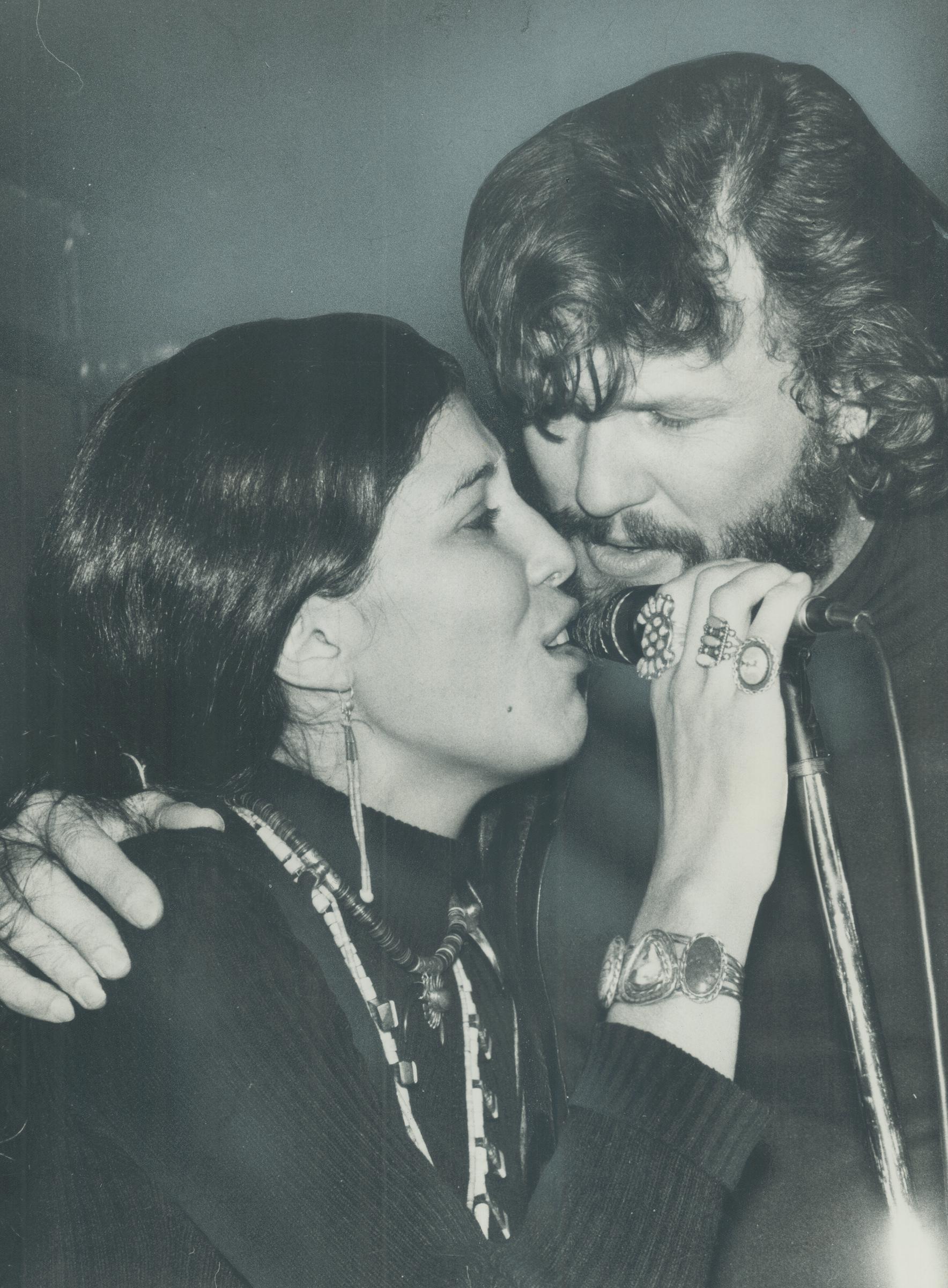 Kris Kristofferson cantando con su novia en Nickelodeon, Canadá, el 24 de noviembre de 1971 | Fuente: Getty Images