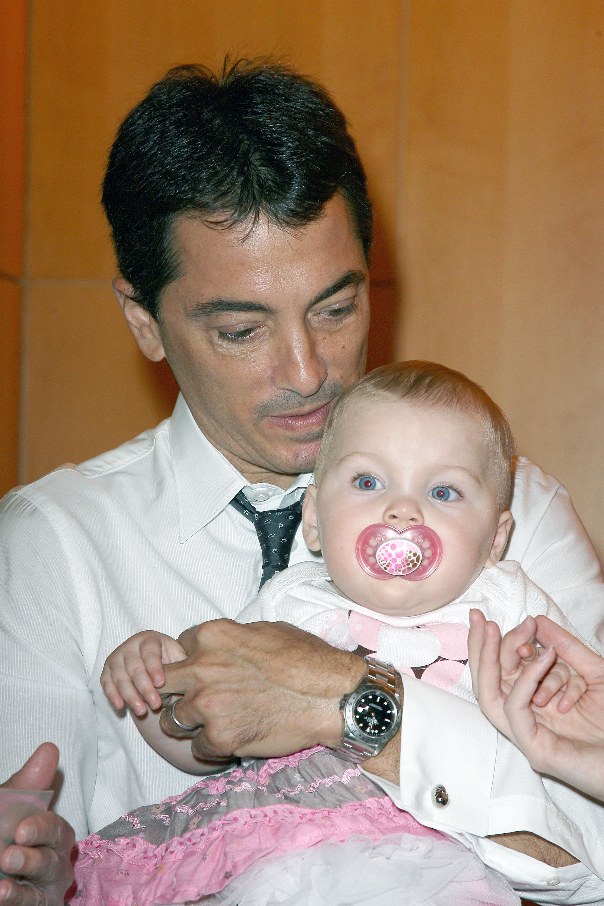 El famoso actor y su hija Bailey en una rueda de prensa para promocionar la Fundación Save Babies Through Screening en la UCLA el 5 de septiembre de 2008, en Westwood, California. | Fuente: Getty Images