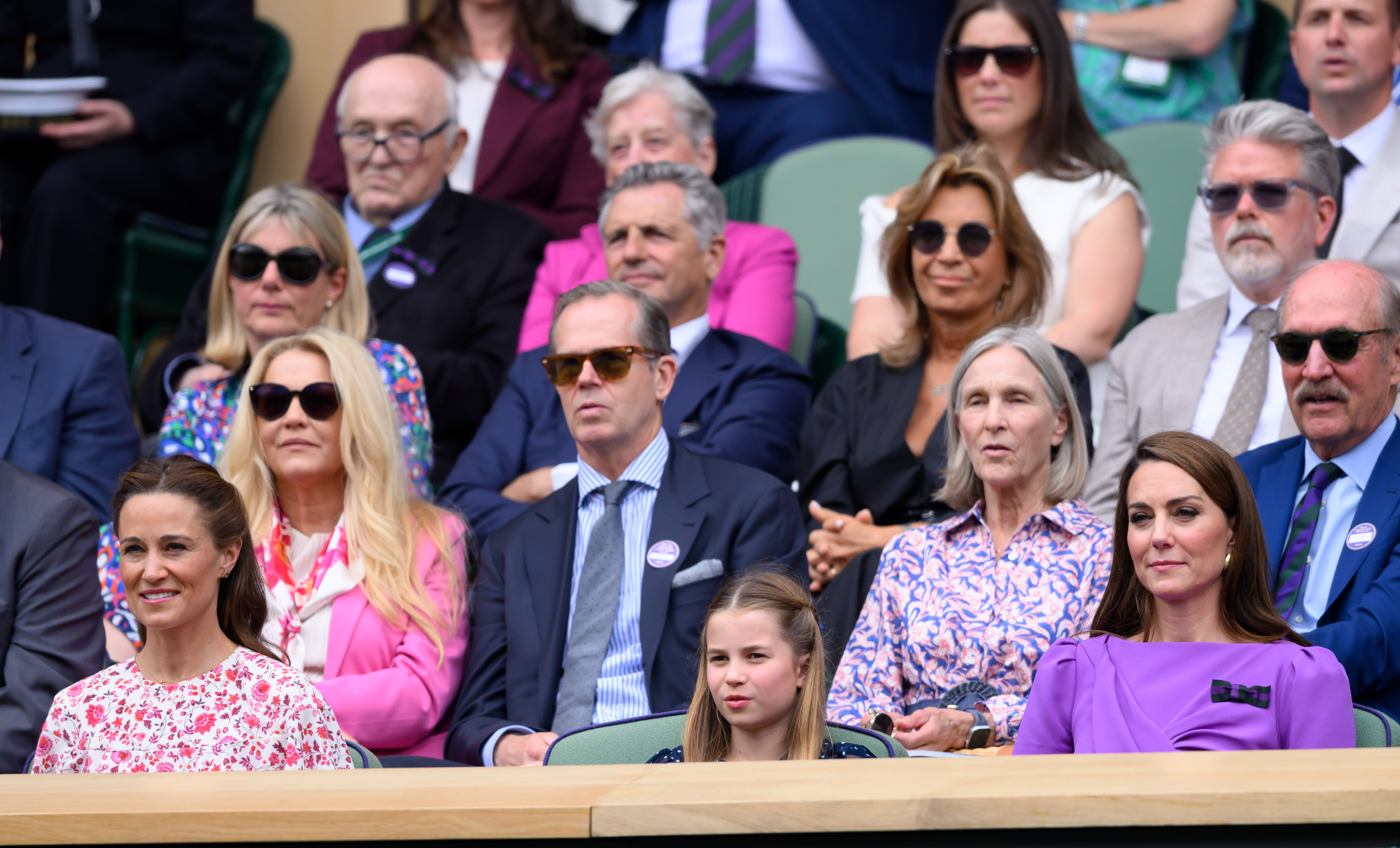 Pippa Middleton, la princesa Charlotte y Kate Middleton en la Pista Central durante el Campeonato de Tenis de Wimbledon el 14 de julio de 2024, en Londres, Inglaterra | Fuente: Getty Images