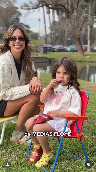 Sarah Burlando junto a su madre Barby Franco durante una producción fotográfica al aire libre | Fuente: Instagram/mediasfloydok