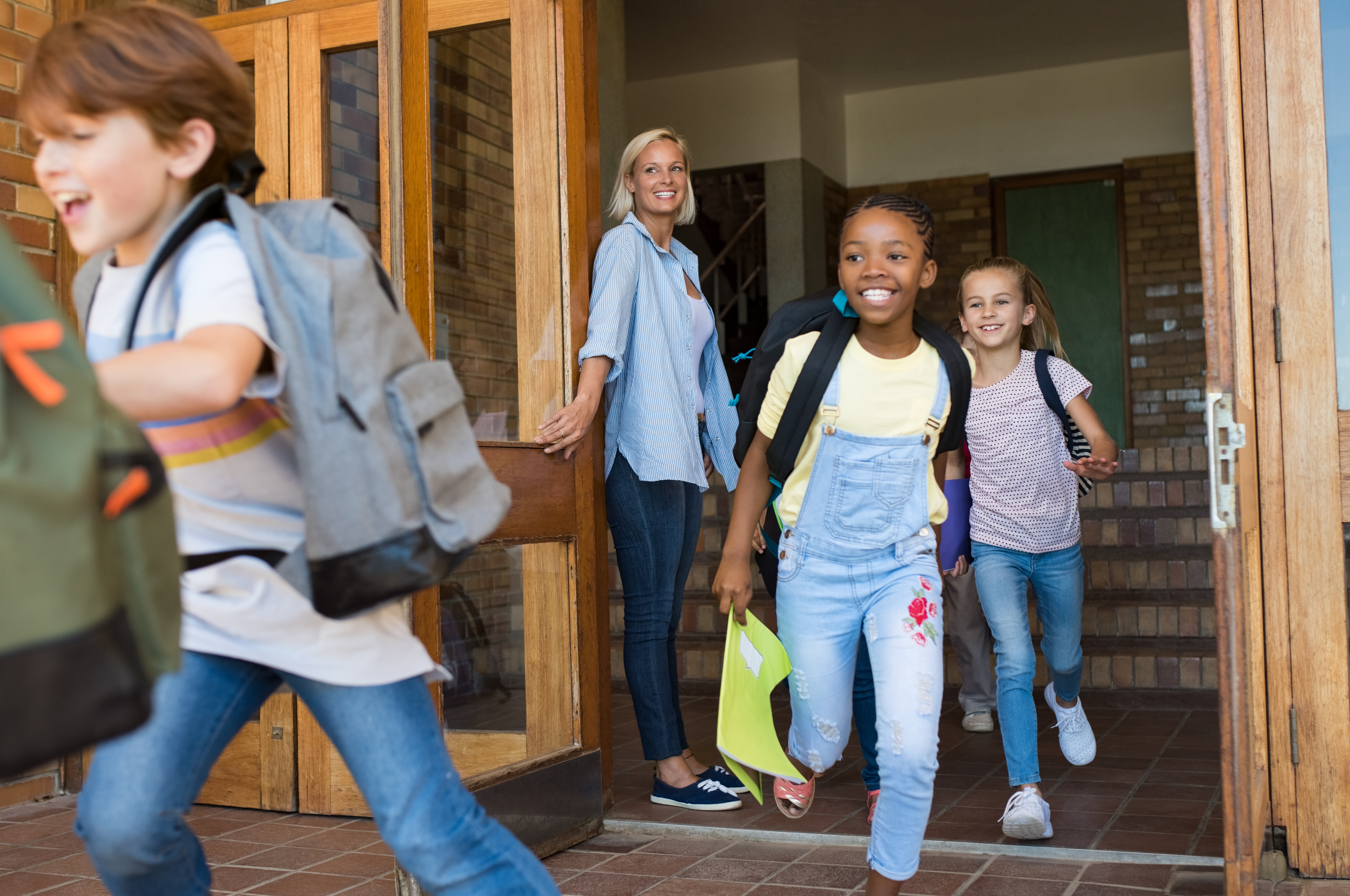 Escolares corriendo al salir de clase | Foto: Shutterstock