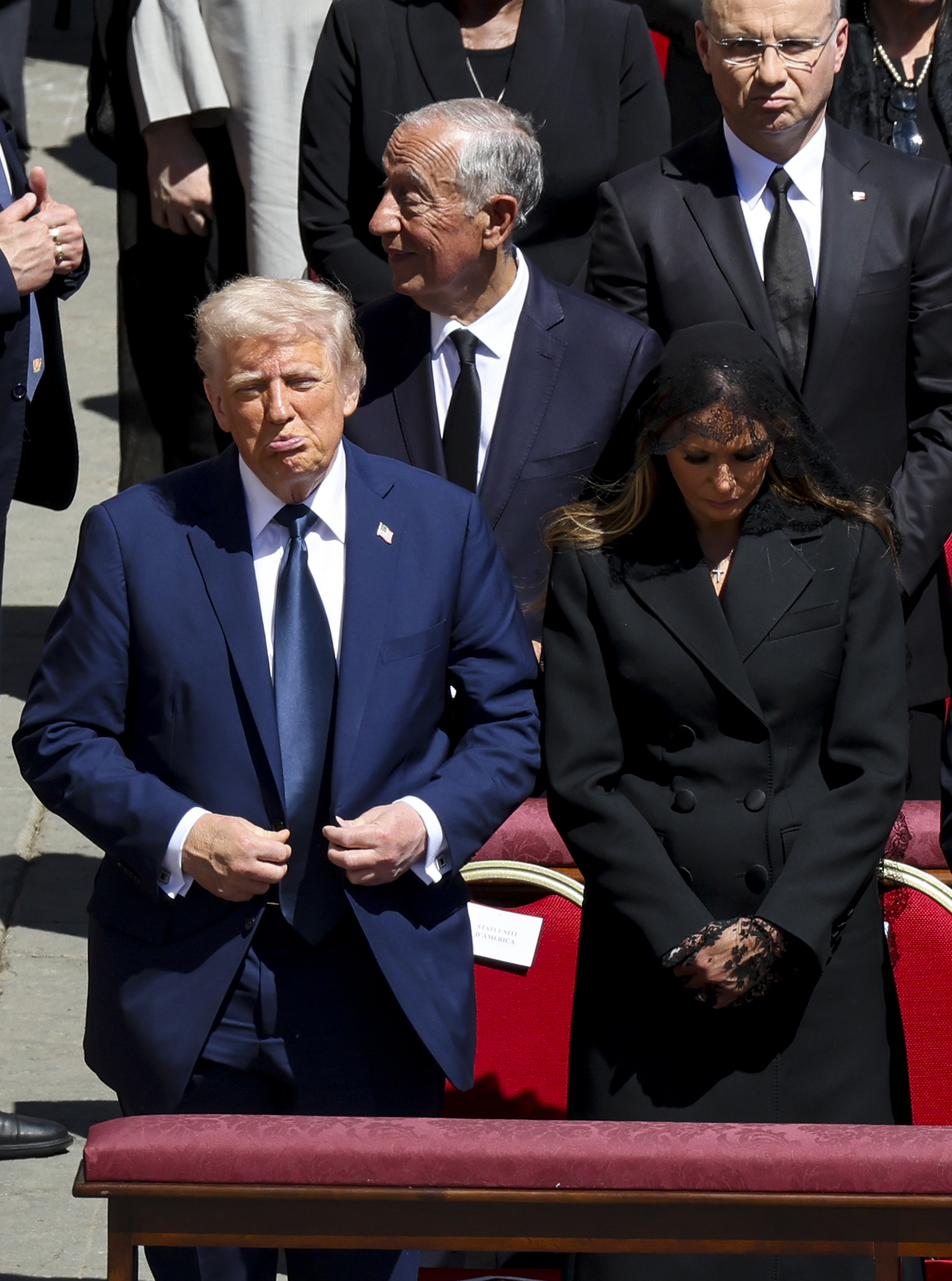 El presidente de EE.UU., Donald Trump, y la primera dama, Melania Trump, en primera fila de la Plaza de San Pedro en la Ciudad del Vaticano | Fuente: Getty Images