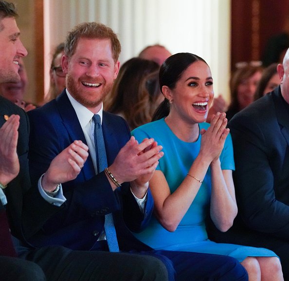 El príncipe Harry, el duque de Sussex y Meghan, la duquesa de Sussex, sentados junto a Ross Kemp, animan una propuesta de boda mientras asisten a los premios anuales del Endeavour Fund Awards en Mansion House el 5 de marzo de 2020 en Londres, Inglaterra. | Foto: Getty Images