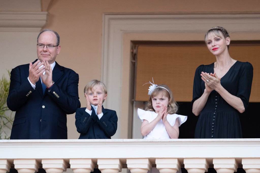 El príncipe Albert II de Mónaco y la princesa Charlene con sus hijos el 19 de noviembre de 2018 en Montecarlo, Mónaco. I Foto: Getty Images