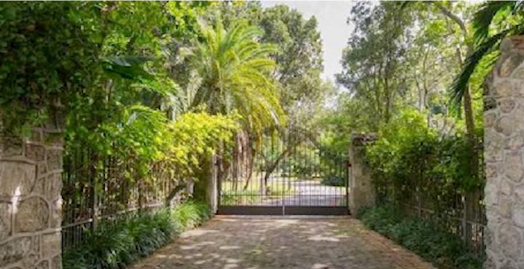 La residencia principal de la madre de Adam Sandler en Boca Ratón, Florida, adquirida en abril de 1999. | Foto: Getty Images