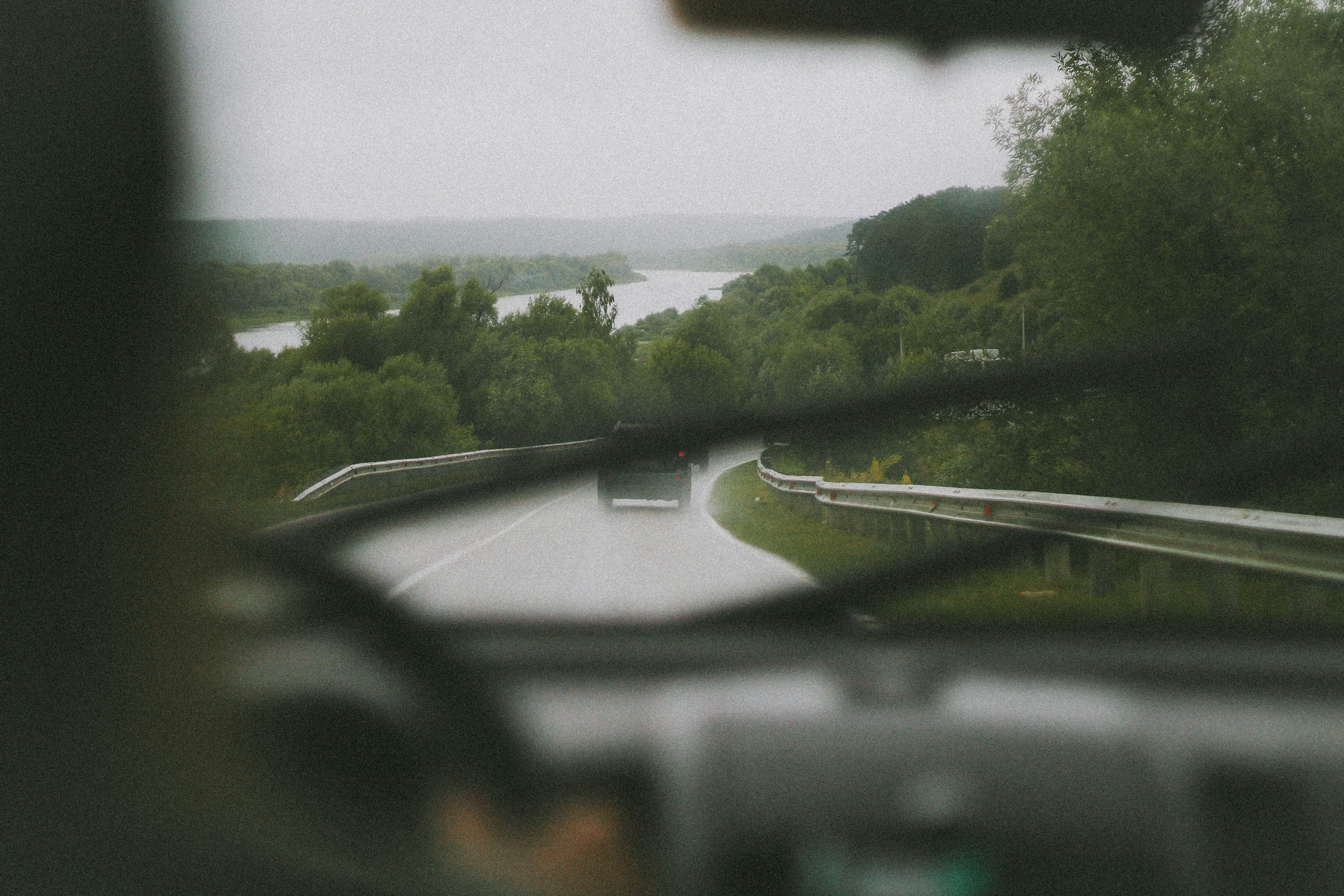 Conduciendo por una carretera junto a un lago | Fuente: Unsplash