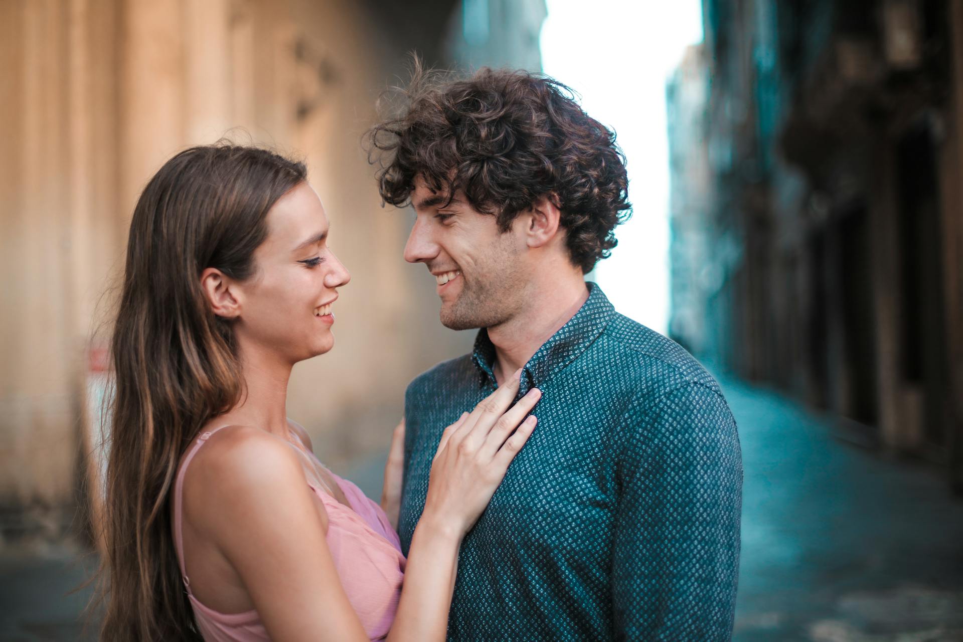 Pareja joven y feliz | Foto: Pexels