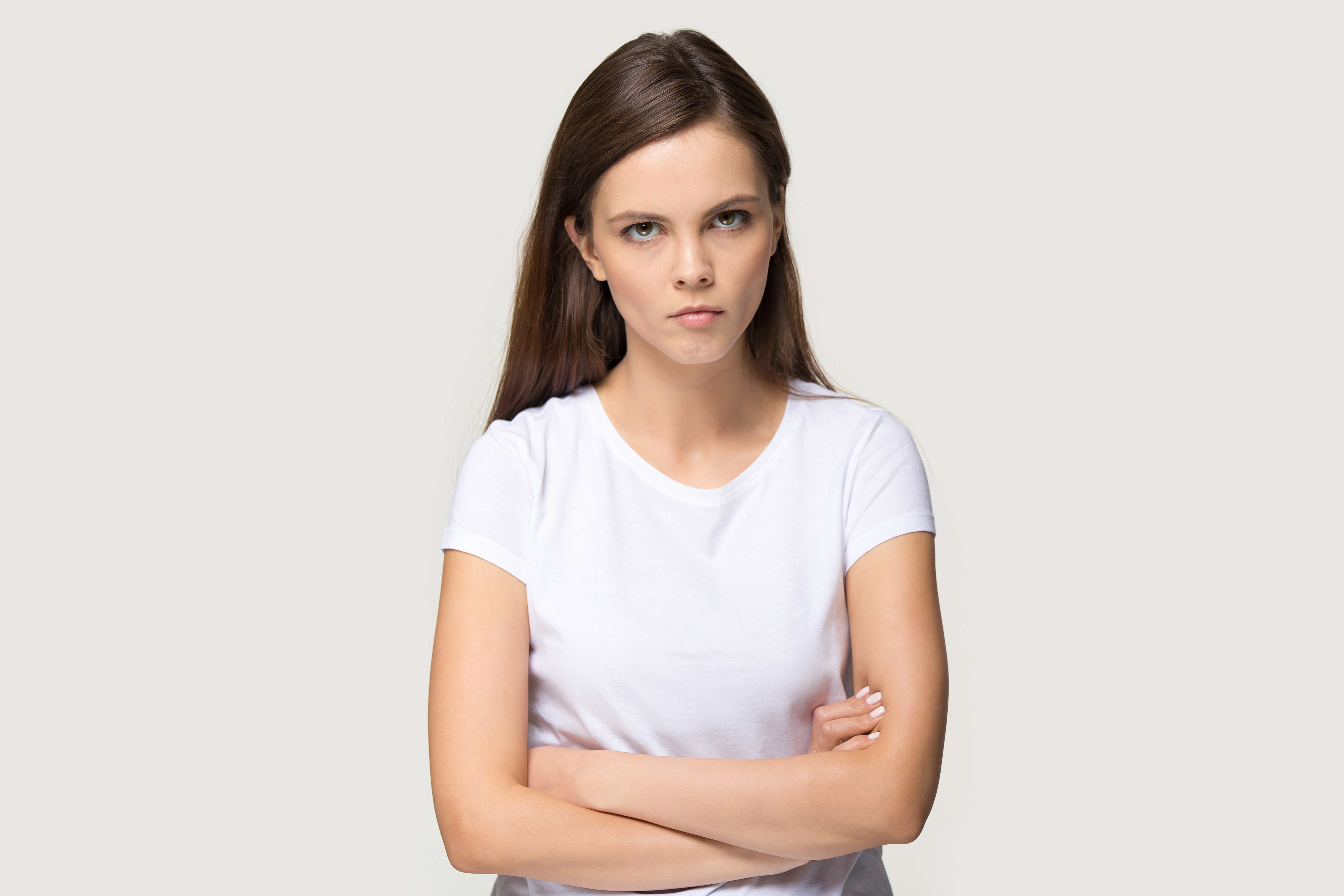 Una chica joven con cara de disgusto | Fuente: Shutterstock