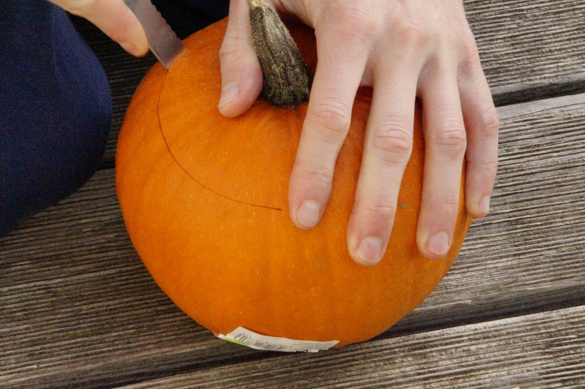Hombre cortando una calabaza para decorarla para Halloween. | Imagen: PxHere
