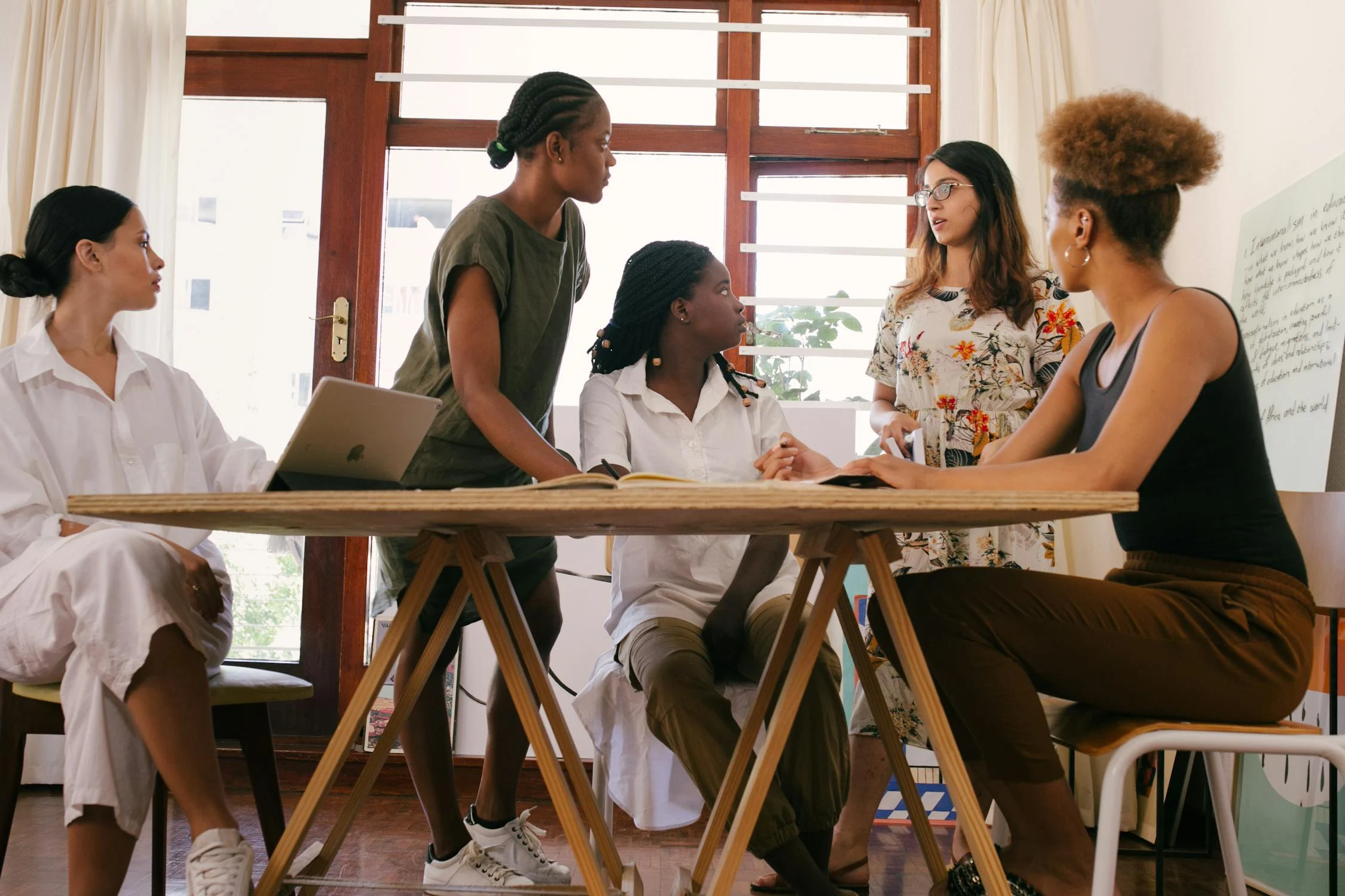 Mujeres trabajando juntas | Fuente: Pexels