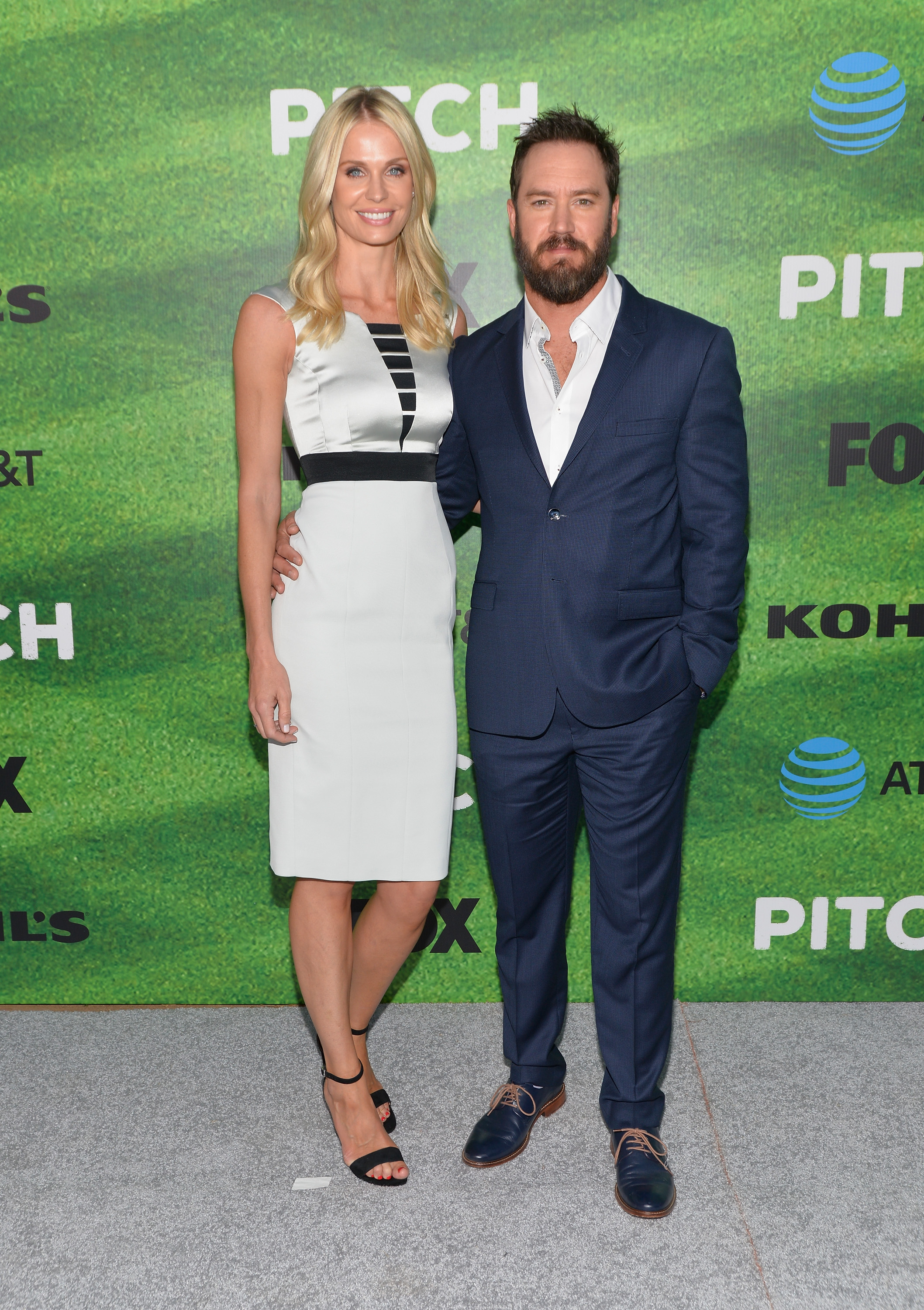 Catriona McGinn y Mark-Paul Gosselaar asisten al estreno de "Pitch" de Fox el 13 de septiembre de 2016 | Fuente: Getty Images