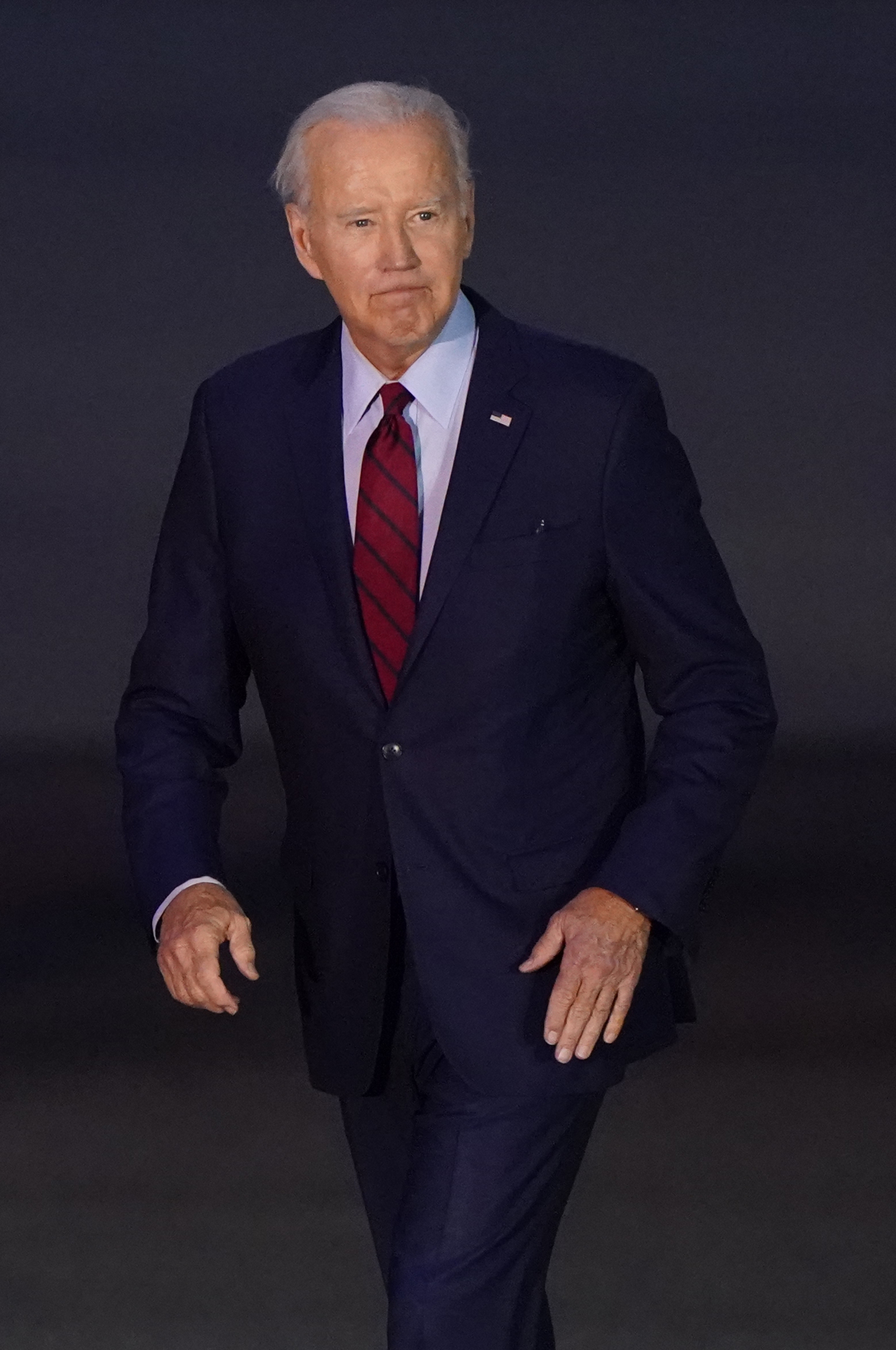 El expresidente de EE.UU. Joe Biden llegando en el Air Force One al aeropuerto de Stansted en Essex, Inglaterra, el 9 de julio de 2023. | Fuente: Getty Images
