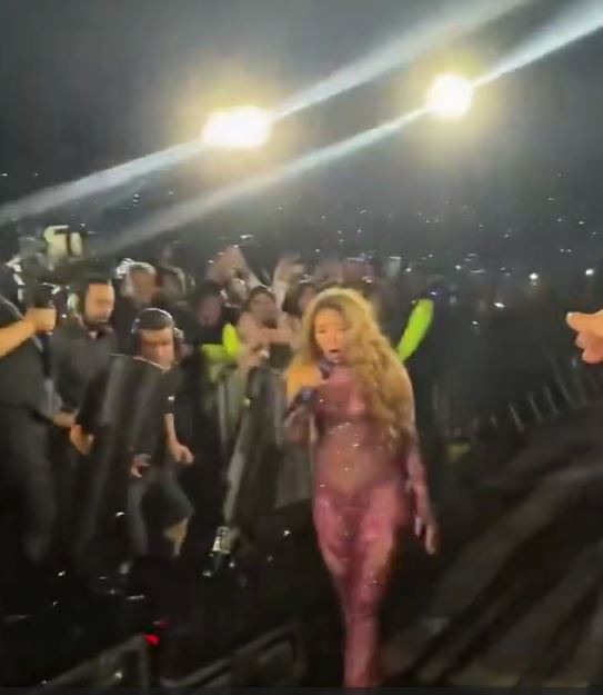 Shakira se sorprende al ver caer al camarógrafo | Fuente: Instagram/lanacioncom
