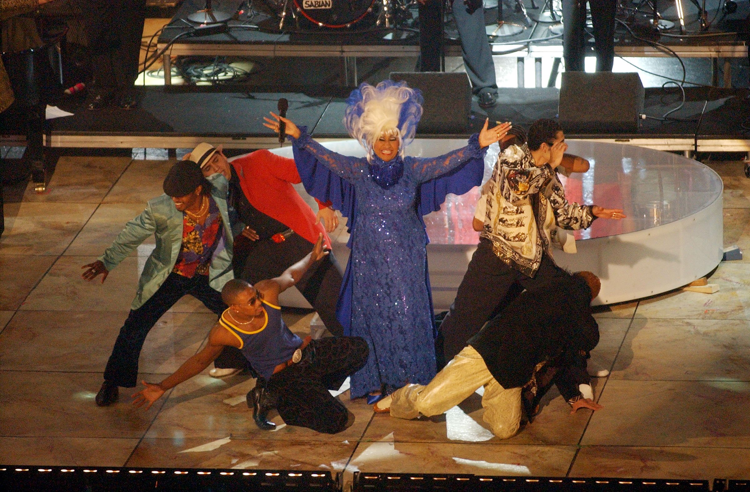 Celia Cruz canta "La Negra Tiene Tumbao" en los 3° Premios Grammy Latinos en el Teatro Kodiak de Hollywood, California en septiembre de 2002 || Fuente: Getty Images