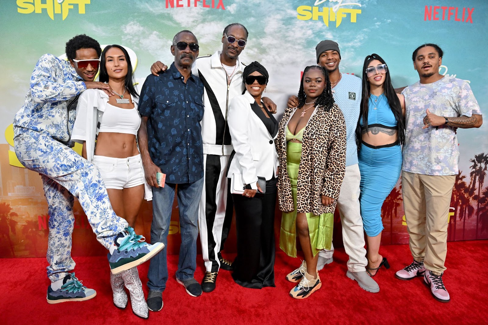 Snoop Dogg, Shante Broadus y su familia en el estreno mundial de "Day Shift" el 10 de agosto de 2022, en Los Ángeles, California. | Fuente: Getty Images