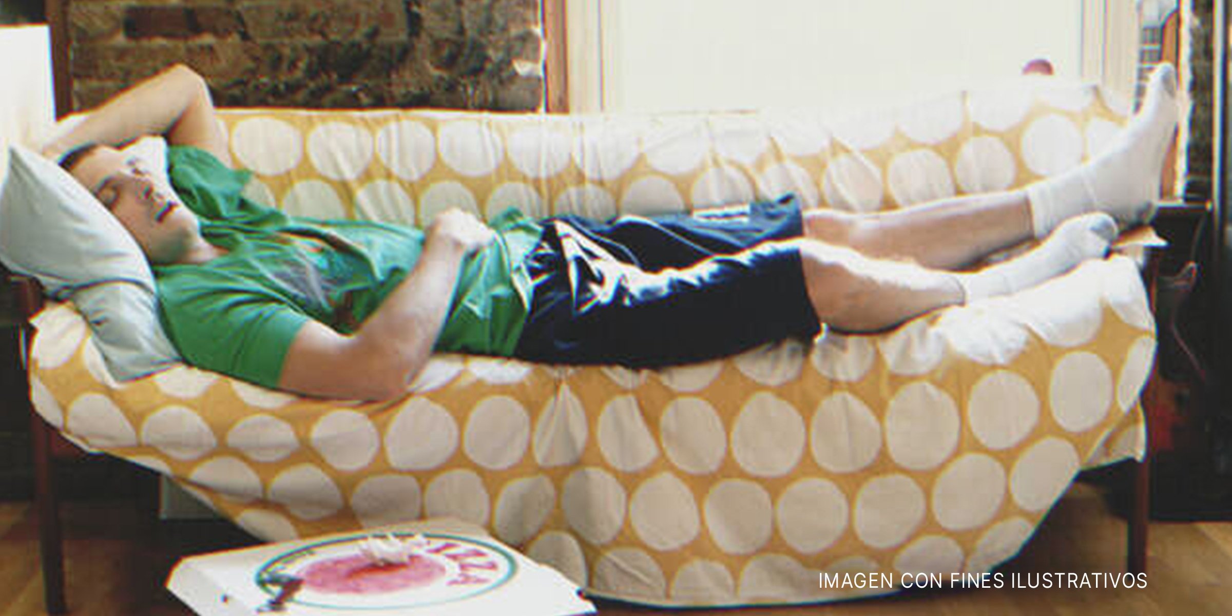 Joven durmiendo en un sofá. | Foto: Getty Images