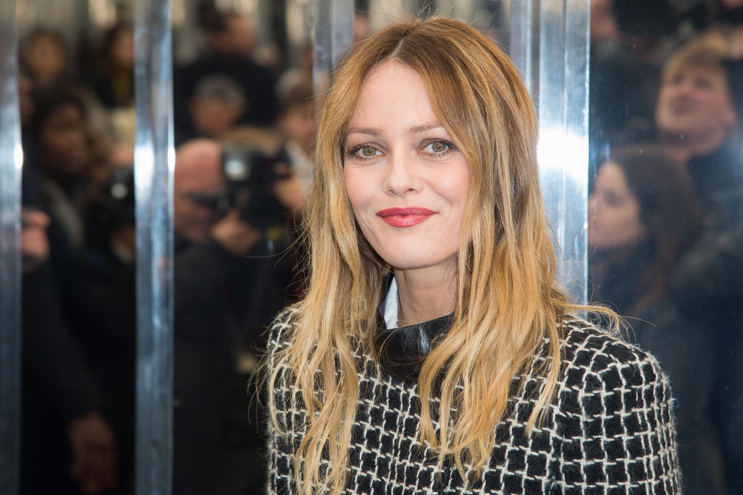 Vanessa Paradis asiste al desfile de Chanel Alta Costura Primavera Verano el 24 de enero de 2017, en París, Francia. | Fuente: Getty Images