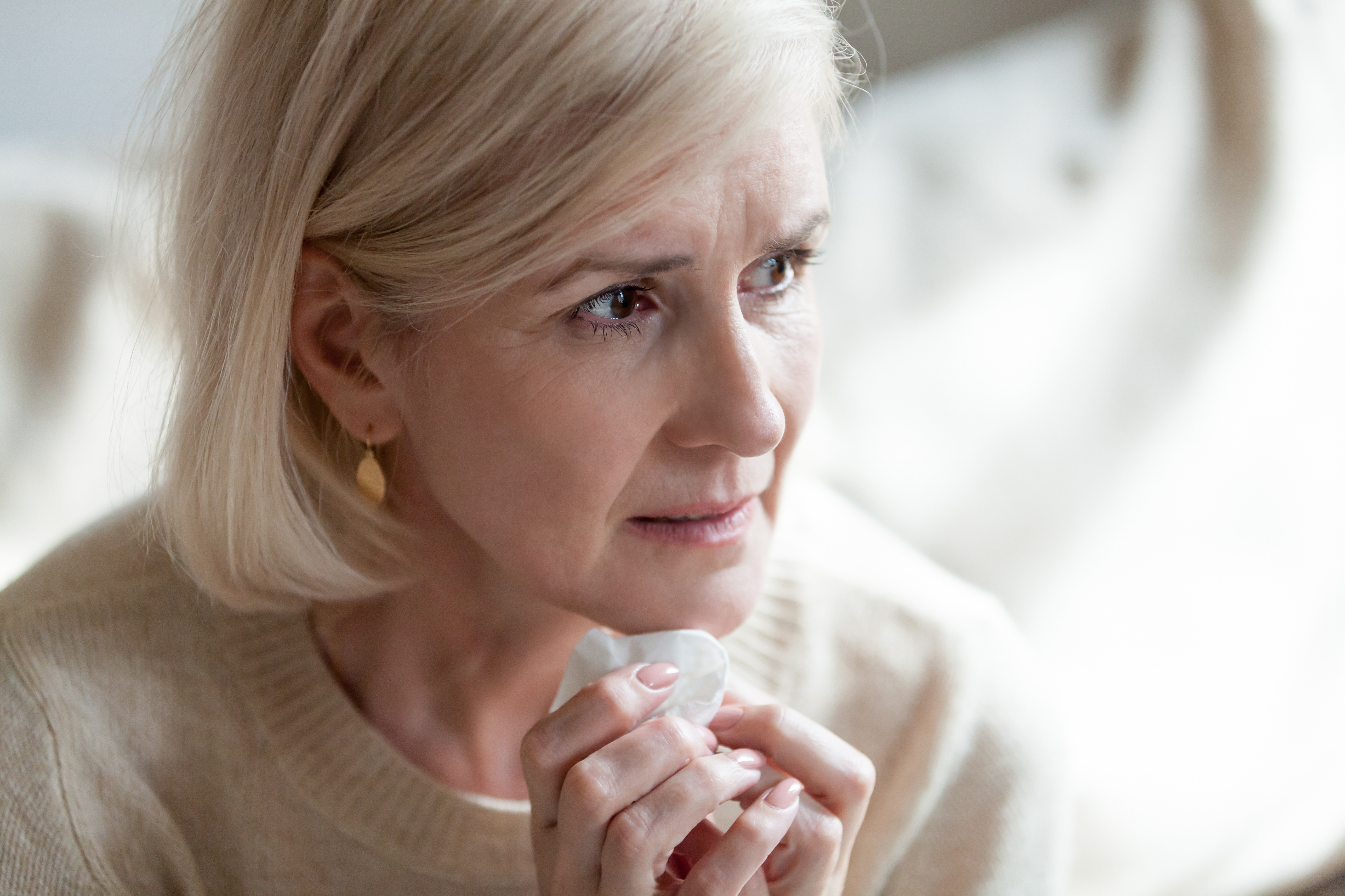 Una mujer mayor triste y llorando | Foto: Shutterstock