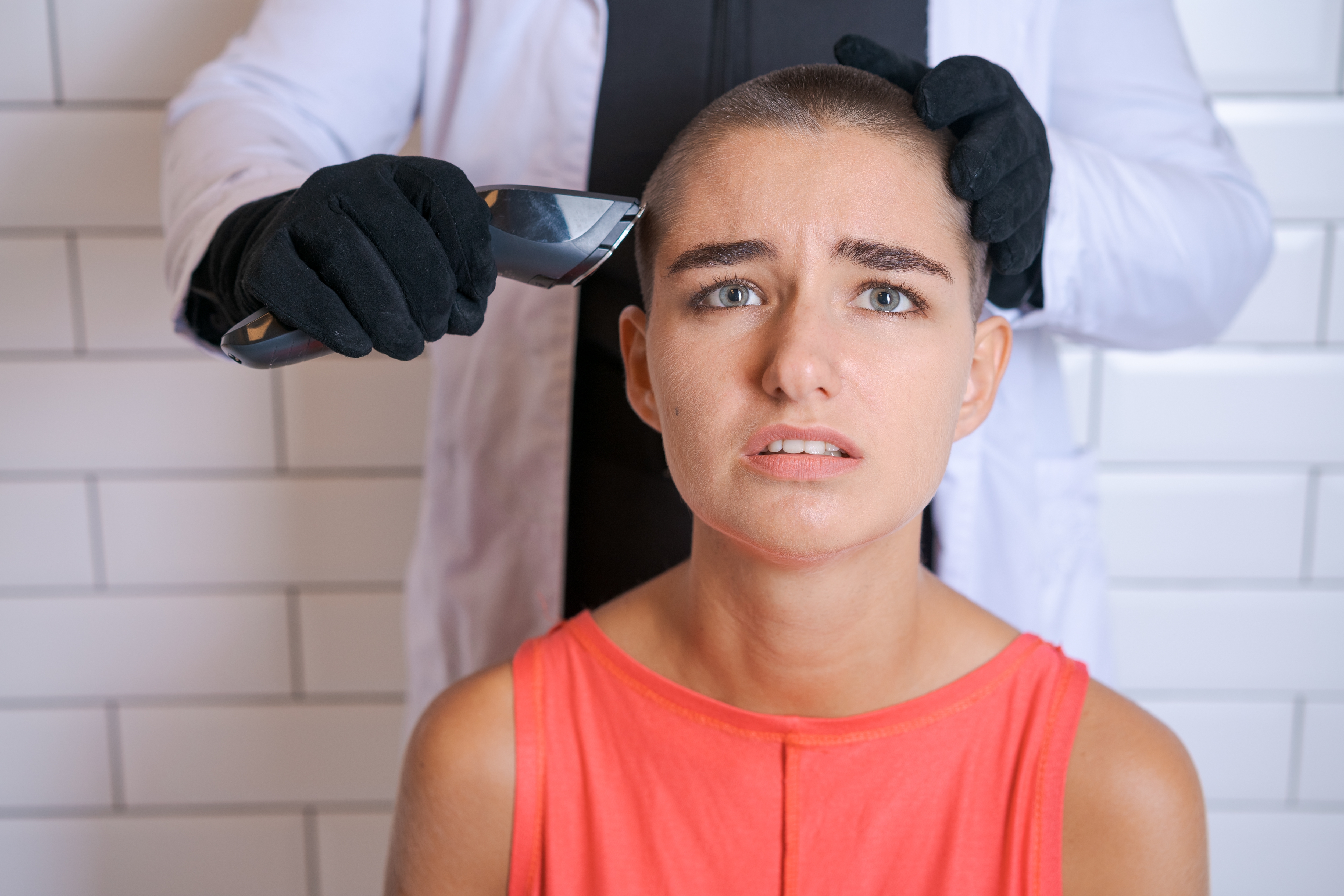 Una mujer obligada a raparse el pelo. | Foto: Shutterstock