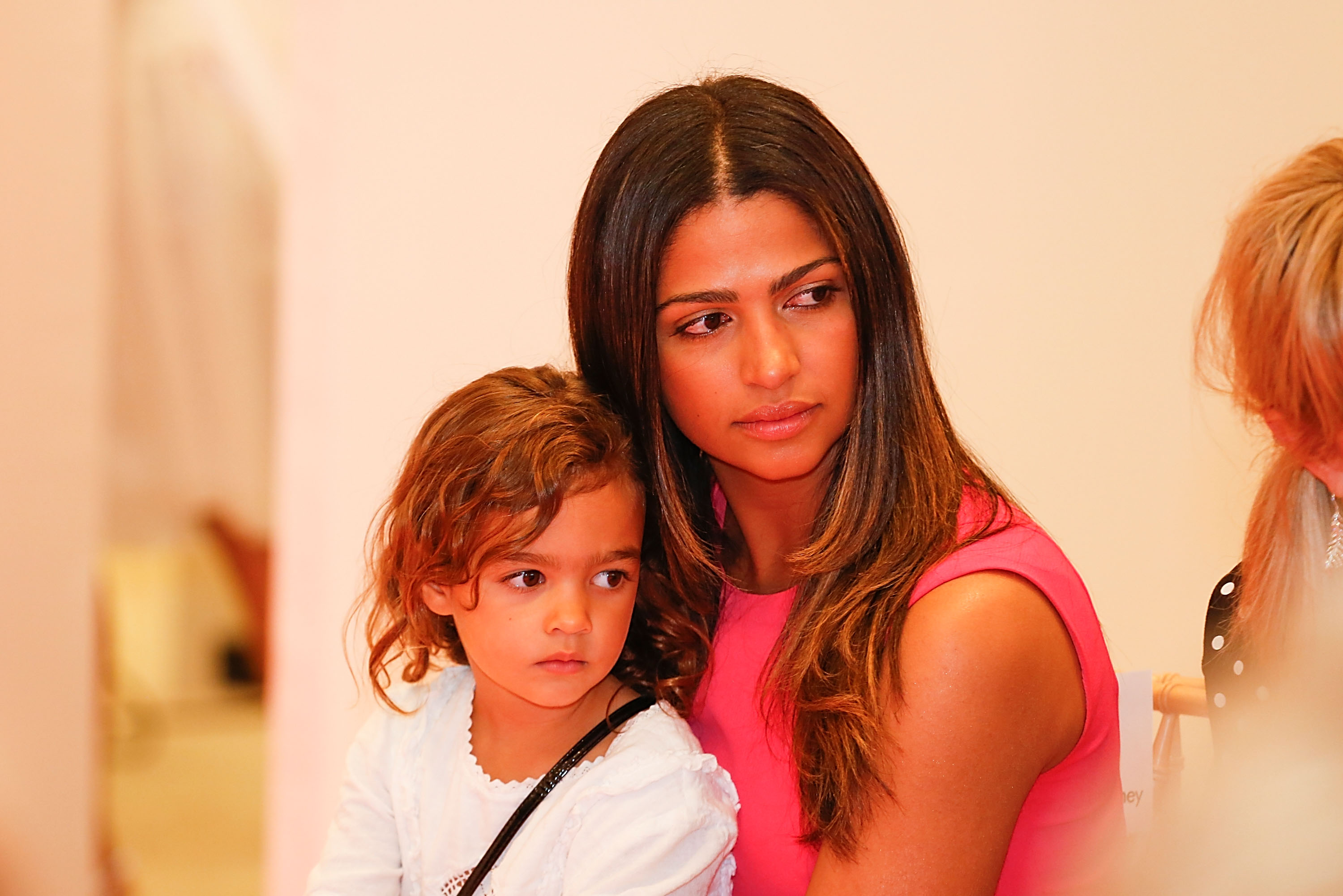 Camila Alves y Vida McConaughey asisten al evento de moda de Badgley Mischka en Neiman Marcus en Austin, Texas, el 25 de abril de 2014 | Fuente: Getty Images