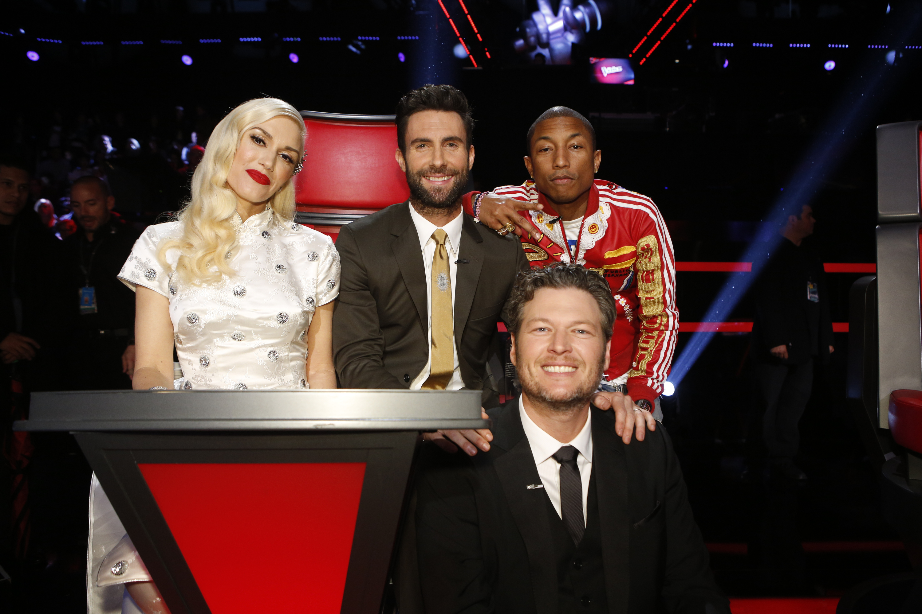 Gwen Stefani, Adam Levine, Pharrell Williams y Blake Shelton en el plató de "The Voice" el 16 de diciembre de 2014 | Fuente: Getty Images