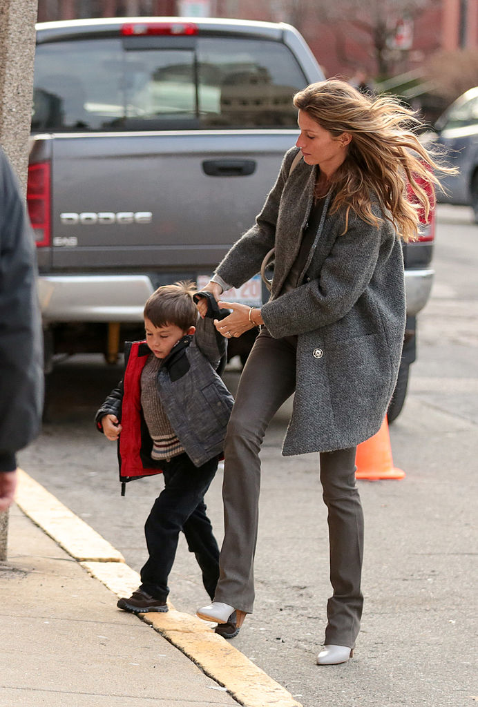 Gisele Bundchen con su hijo, Benjamin Brady son vistos el 24 de diciembre de 2013 en Boston, Massachusetts. (Foto de Stickman/Bauer-Griffin/GC Images)