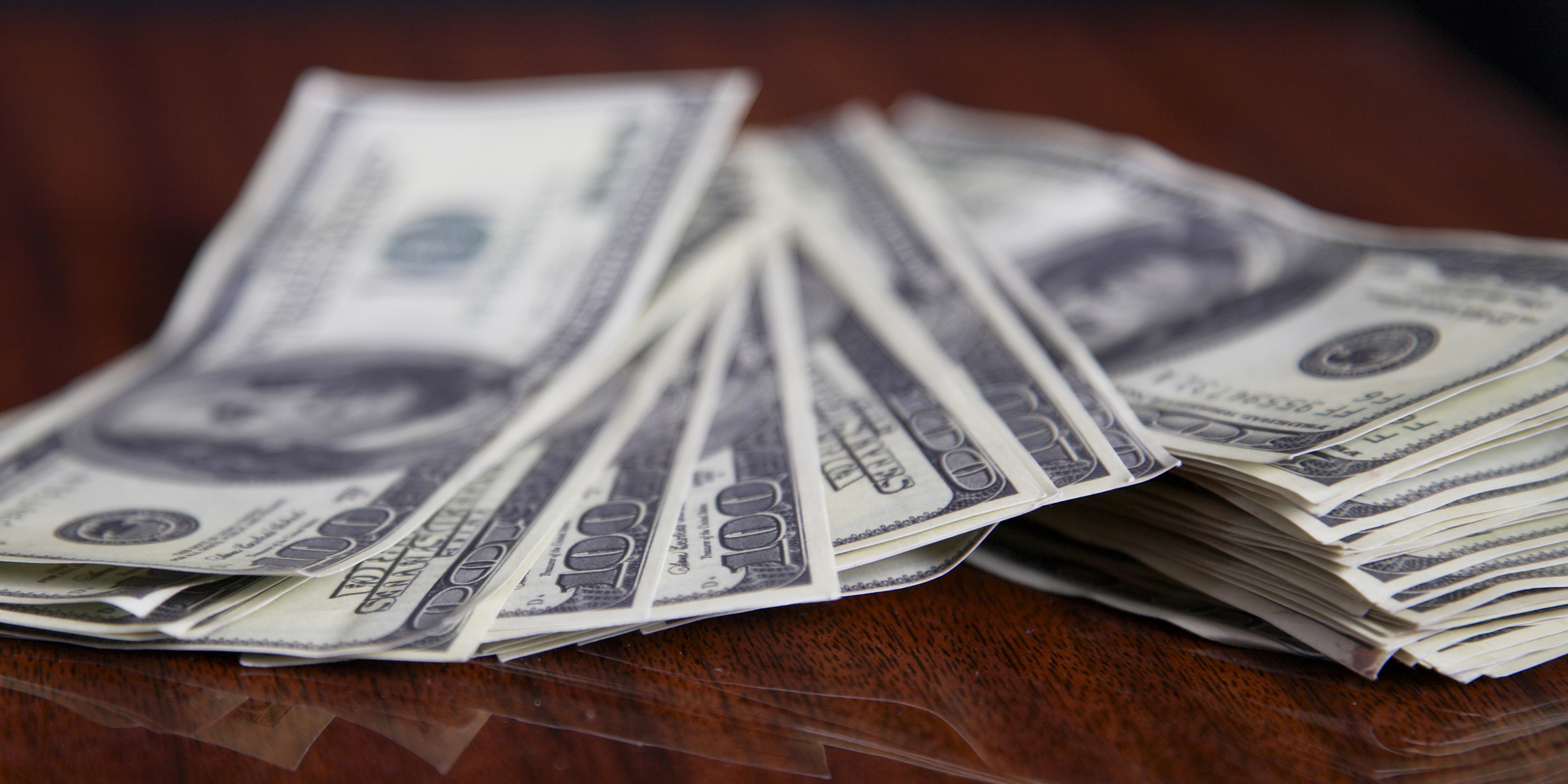 Billetes sobre una mesa | Fuente: Shutterstock