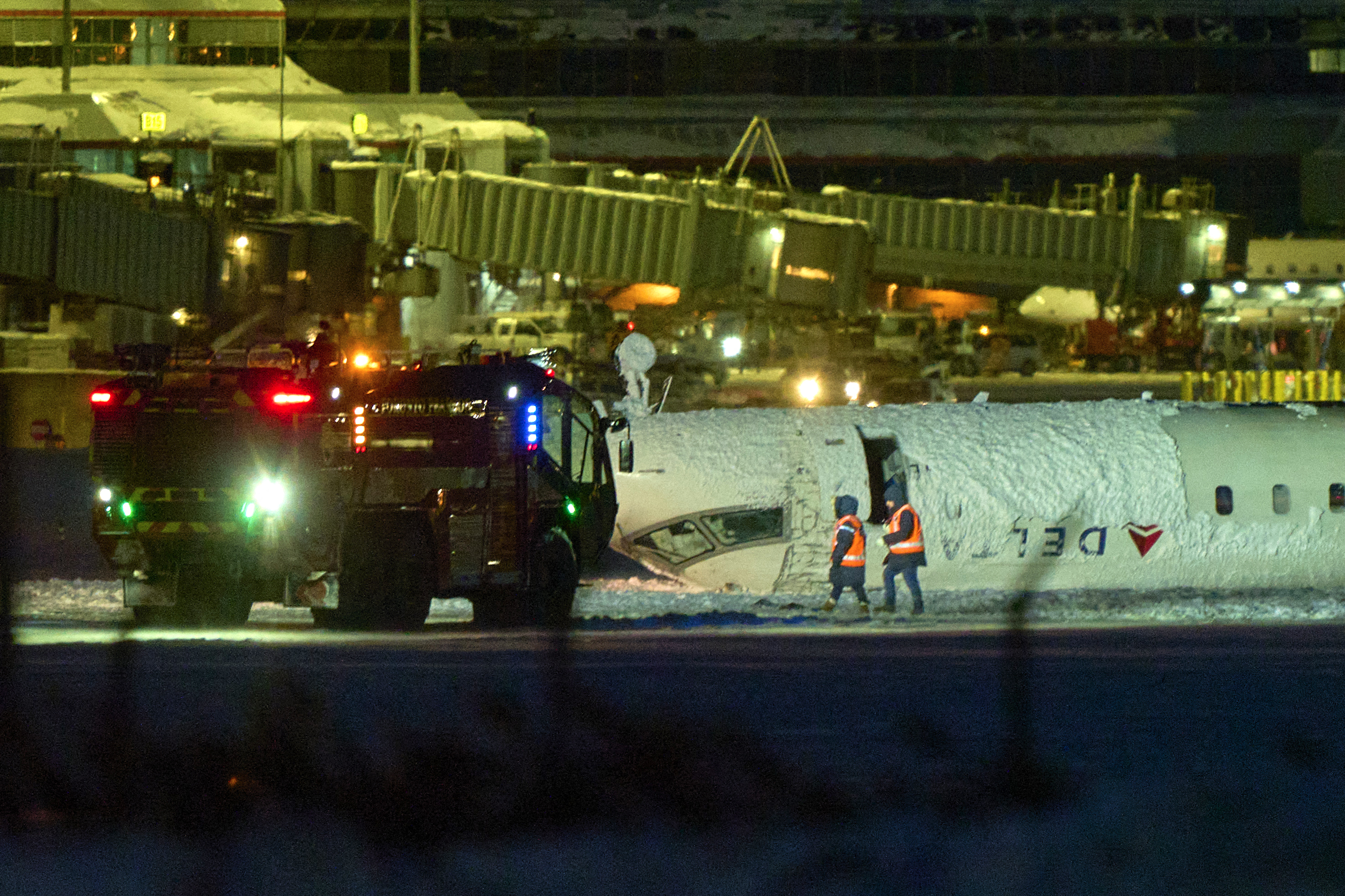 Un avión de Delta airlines tras estrellarse al aterrizar en el aeropuerto Toronto Pearson de Toronto, Ontario, el 17 de febrero de 2025 | Fuente: Getty Images