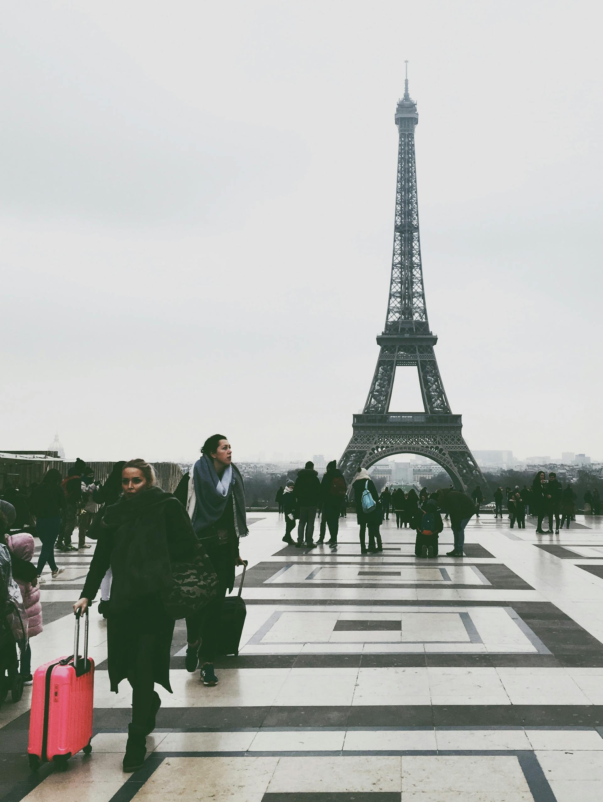 Gente alrededor de la Torre Eiffel | Fuente: Pexels