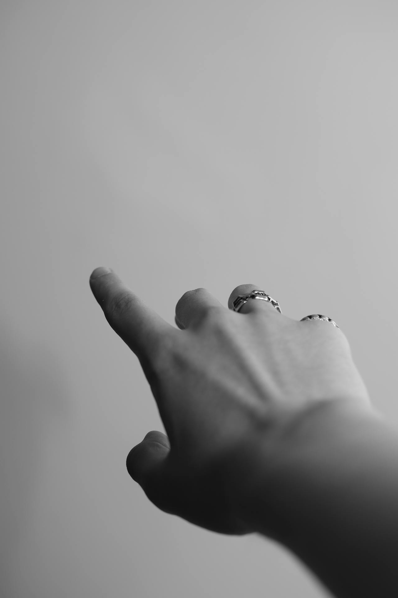 Una persona señalando con el dedo | Fuente: Pexels
