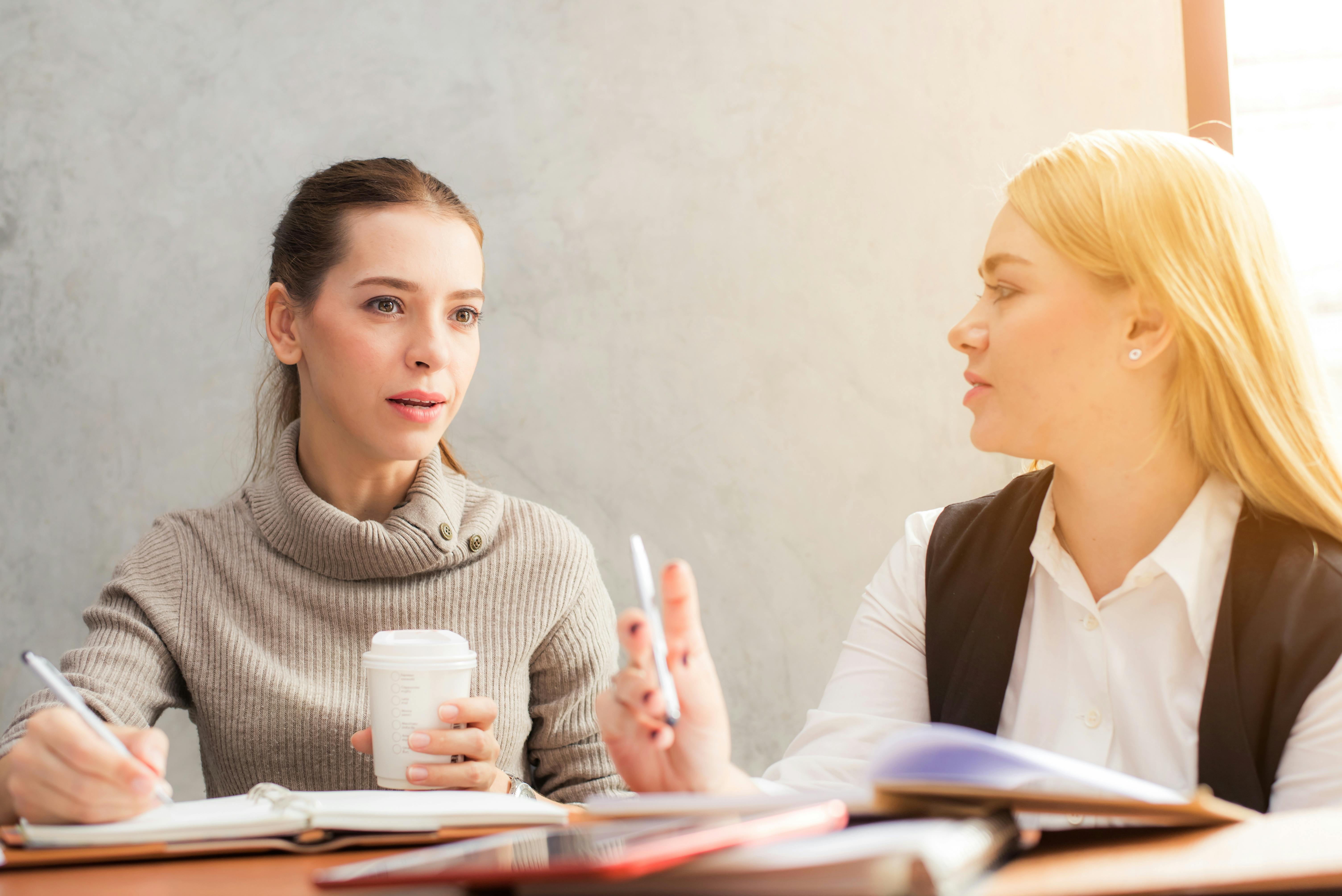 Dos mujeres hablan de trabajo | Fuente: Pexels