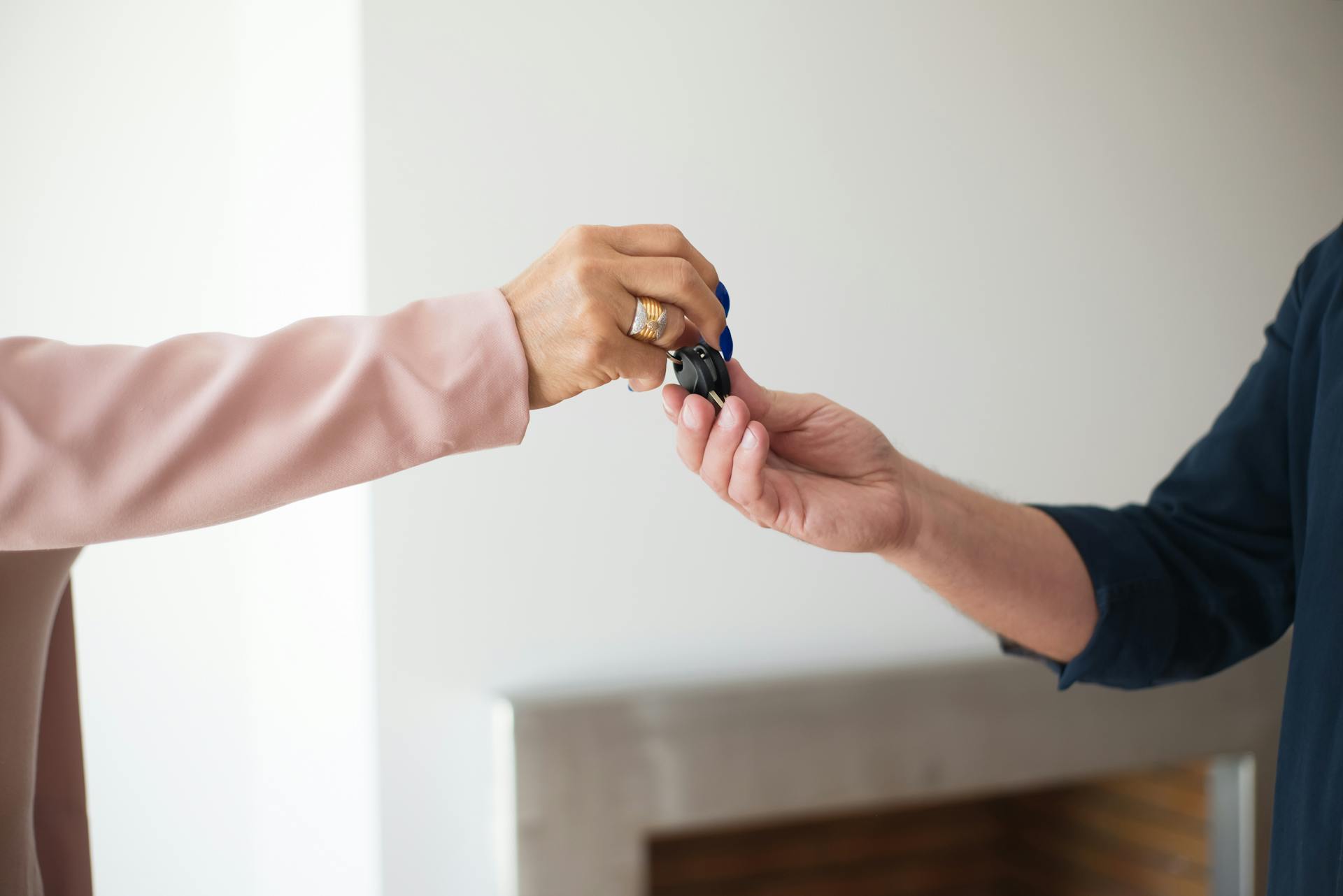 Una persona entregando unas llaves a un hombre | Fuente: Pexels