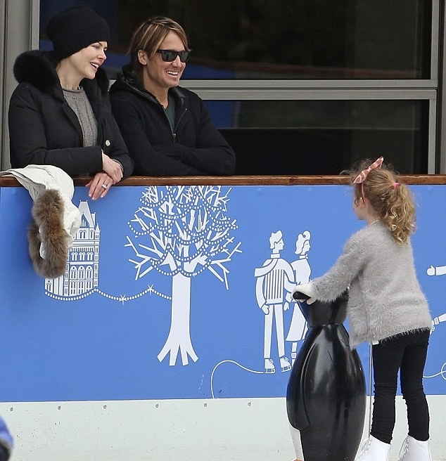 Nicole Kidman y Keith Urban ven a sus hijas patinar sobre hielo en el Museo de Historia Natural de Londres en noviembre de 2015, mientras la actriz protagonizaba la obra de teatro