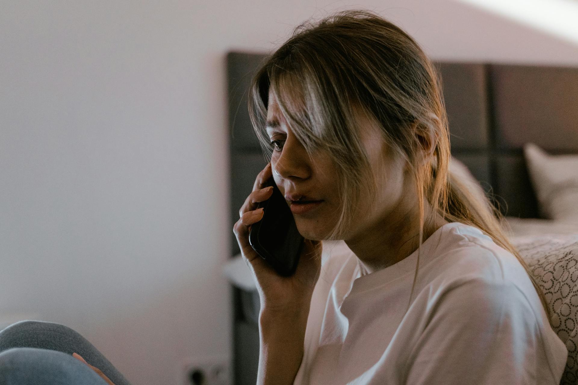 Una joven hablando por teléfono | Fuente: Pexels