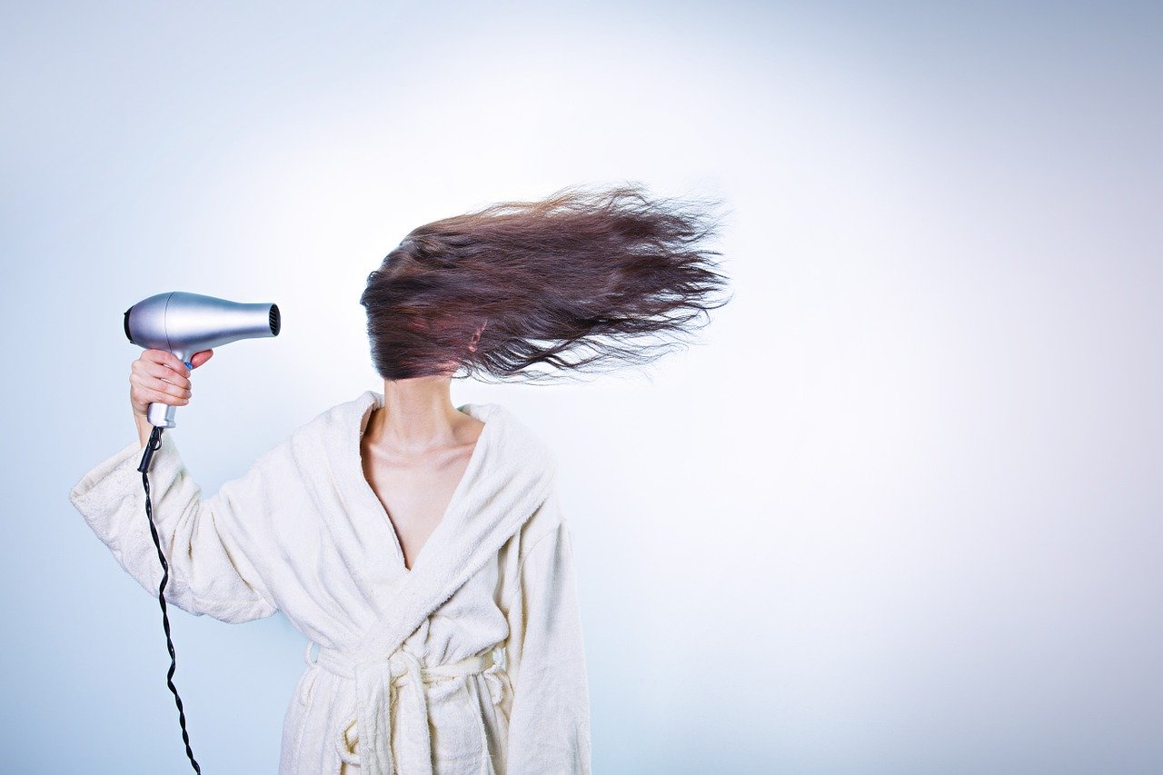 Mujer con secador de pelo. | Foto: Pixabay