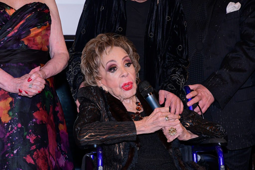 Silvia Pinal en silla de ruedas, febrero de 2023 | Foto: Getty Images