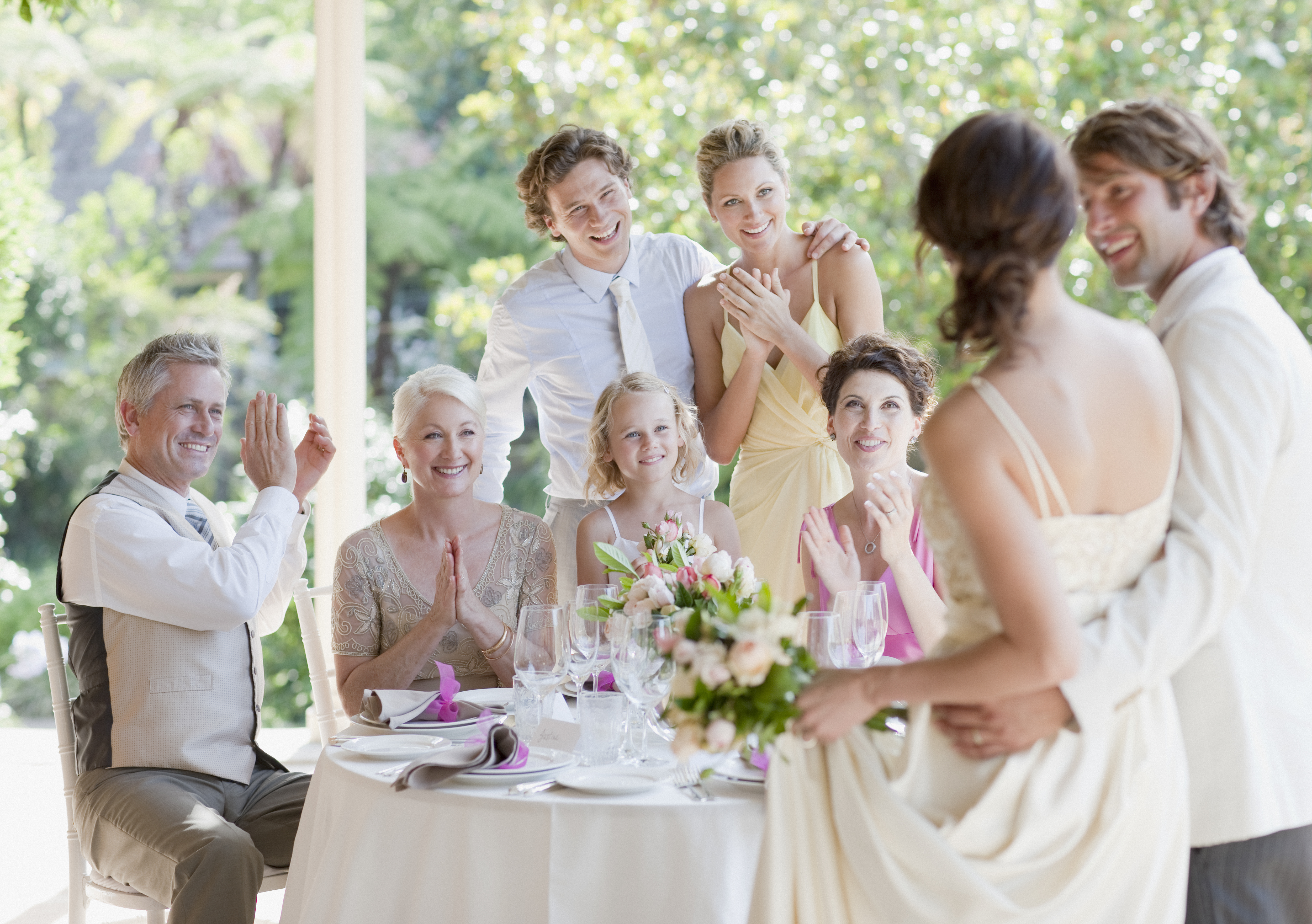 Familiares regocijándose en la recepción de una boda | Foto: Getty Images