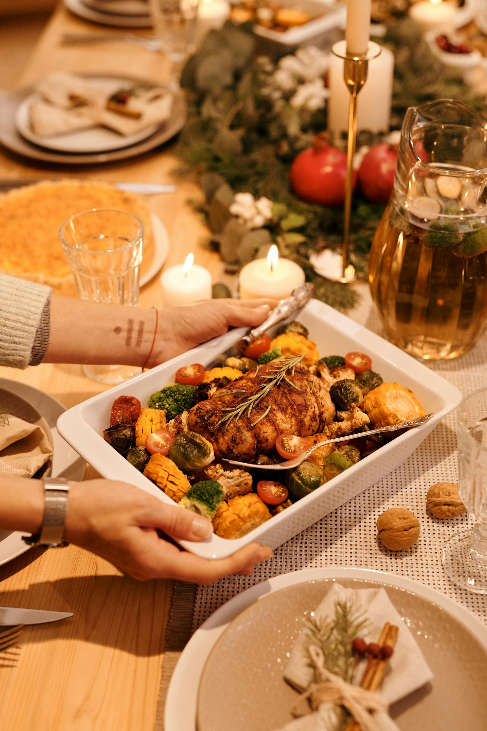 Primer plano de una persona poniendo comida en la mesa para una cena familiar | Fuente: Pexels