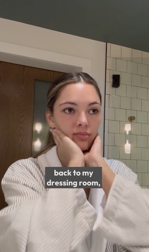 Demi-Leigh Tebow se desmaquilla en un post del 26 de septiembre de 2024 | Fuente: Instagram/demitebow