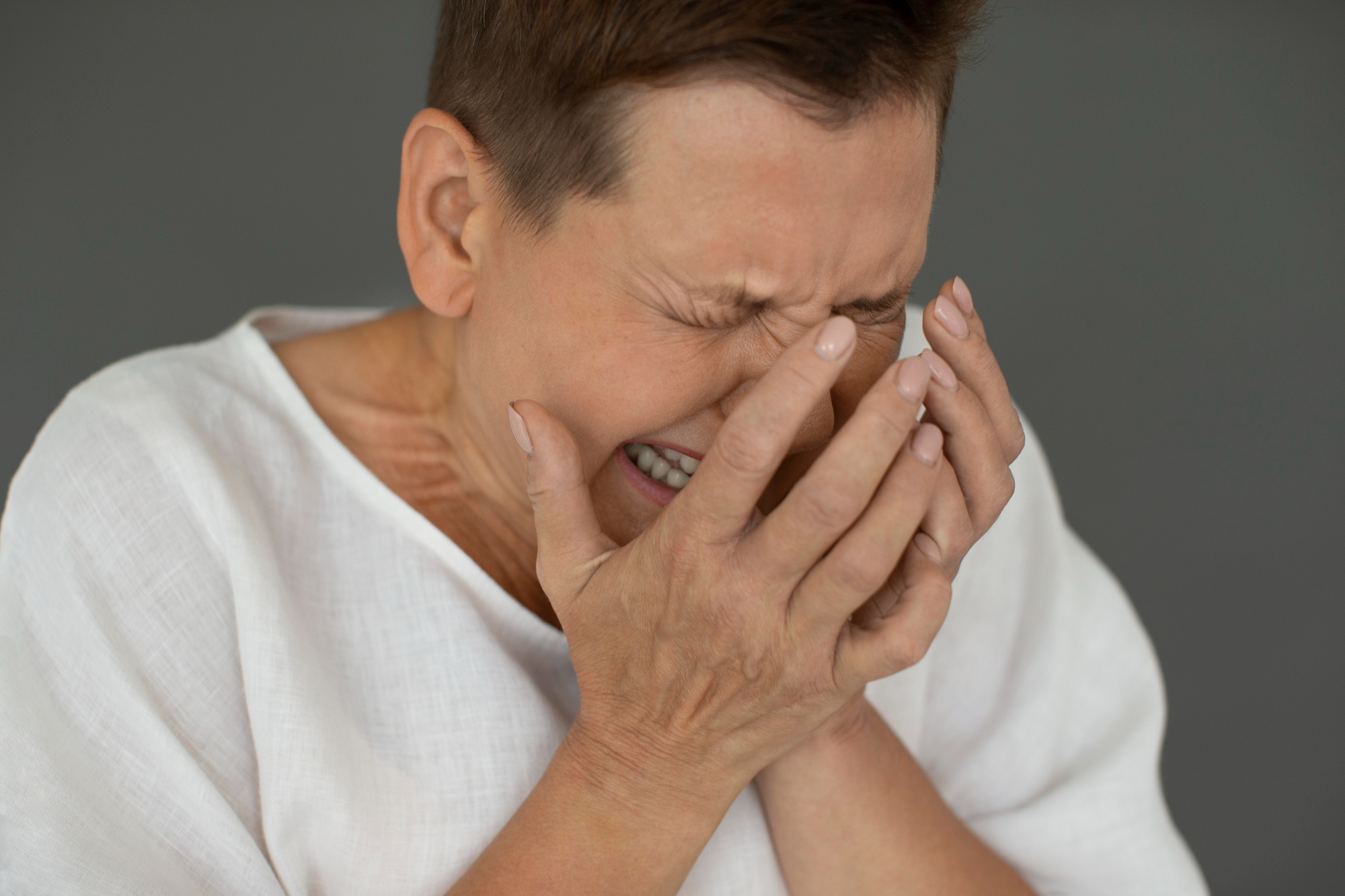 Una mujer mayor llorando. | Foto: freepik.com