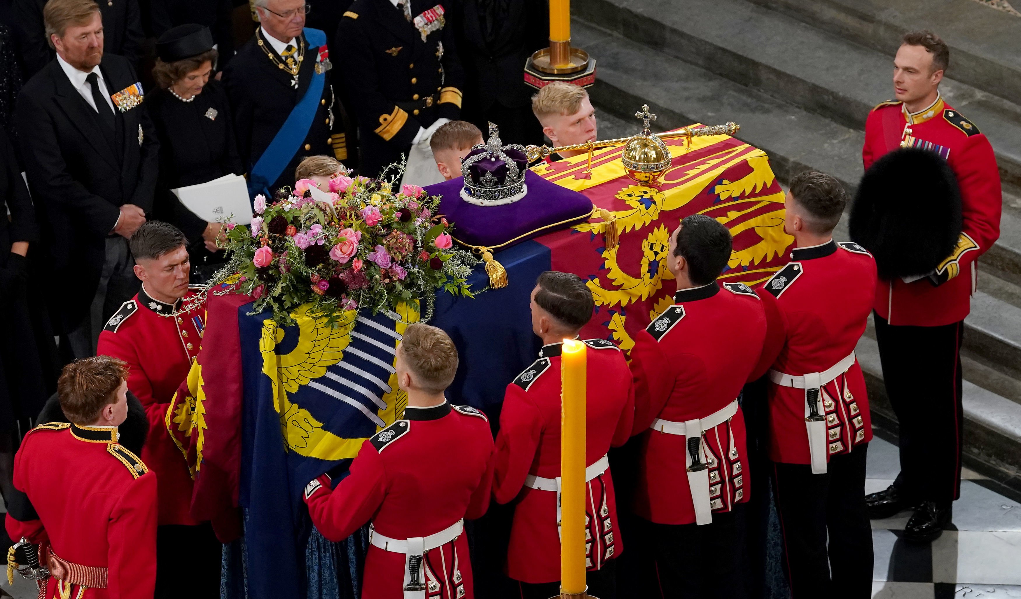 La procesión con el ataúd de la reina Elizabeth II desde la Abadía de Westminster el 19 de septiembre de 2022 en Londres, Inglaterra. | Foto: Getty Images