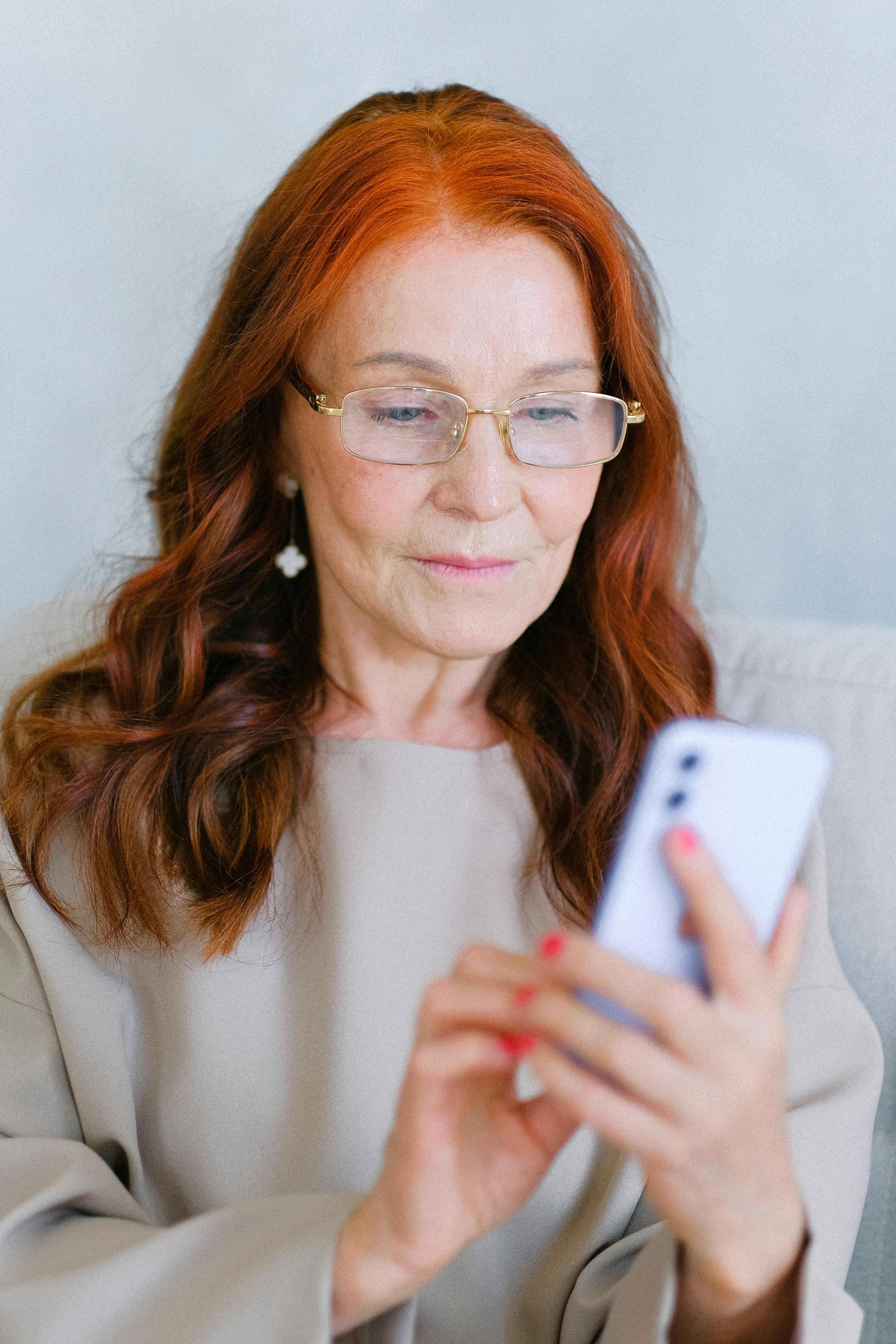 Una mujer de mediana edad hablando por teléfono | Fuente: Pexels