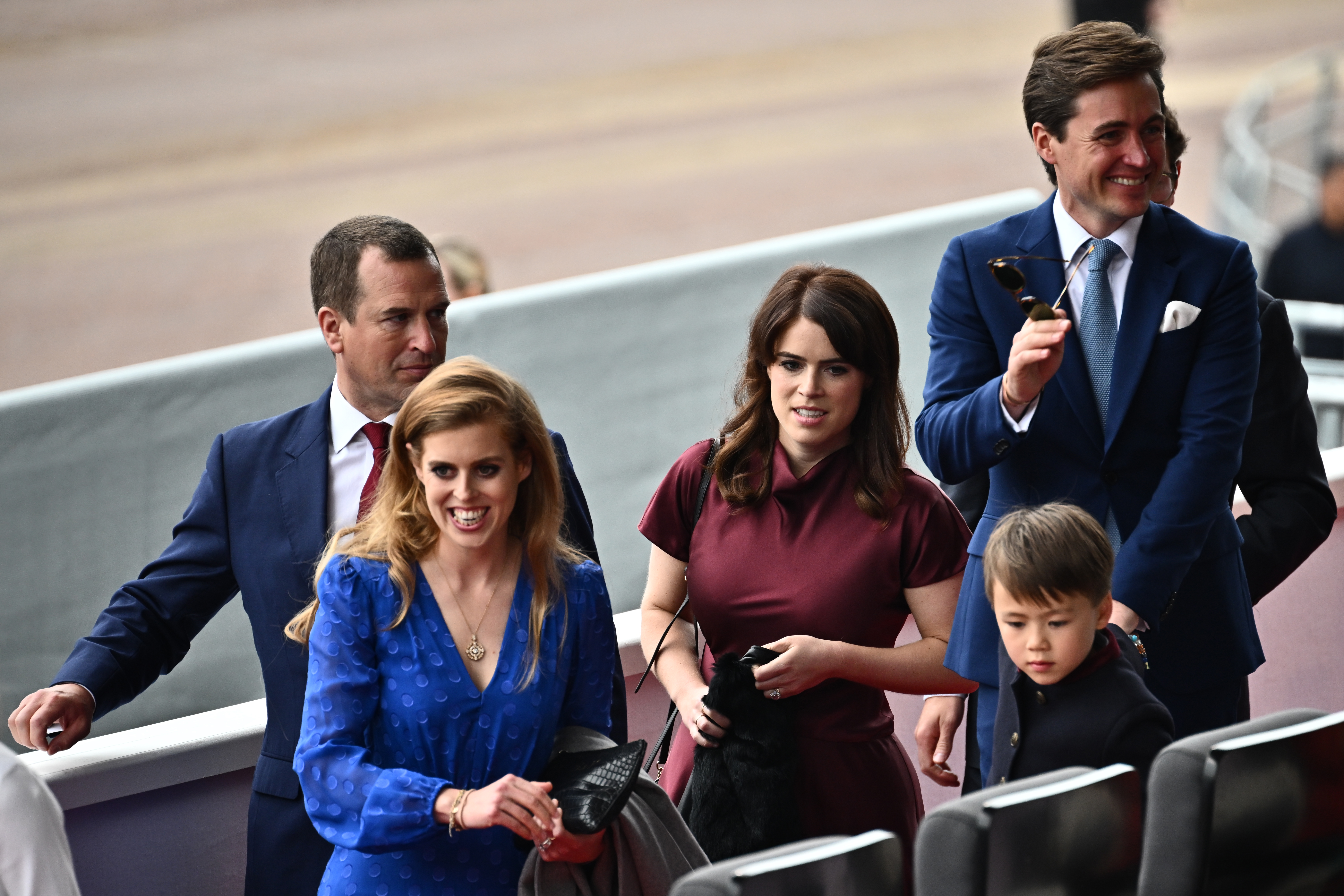 La princesa Beatrice, la princesa Eugenie y Edoardo Mapelli Mozzi asisten al Jubileo de Platino, celebrando el 70 aniversario de la llegada al trono de la Reina Elizabeth II, el 5 de junio de 2022, en Londres, Inglaterra. | Foto: Getty Images