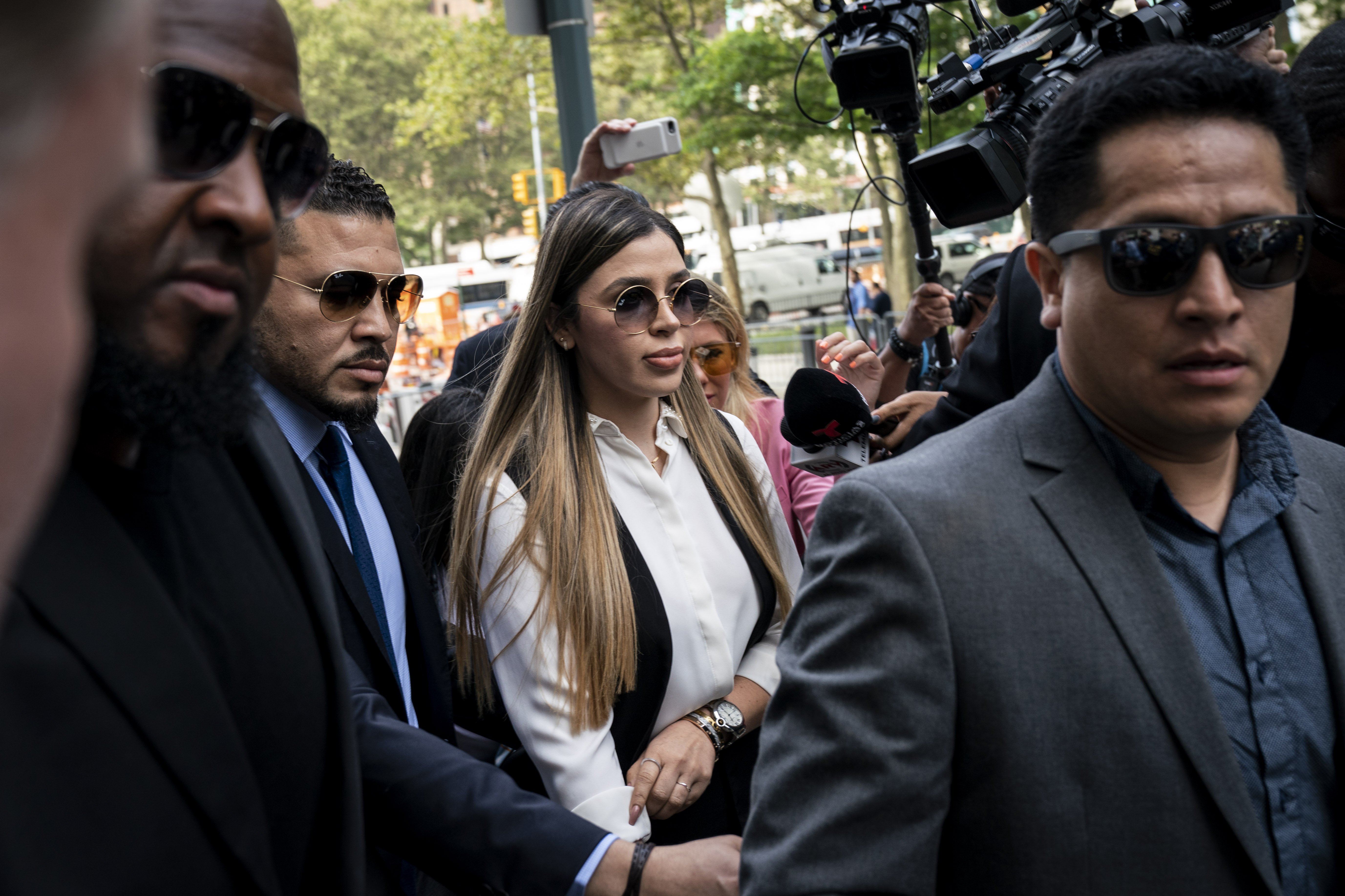 Emma Coronel rodeada de personal de seguridad el pasado 17 de julio en las afueras del tribunal que sentenció a "El Chapo" a cadena perpetua. || Fuente: Getty Images