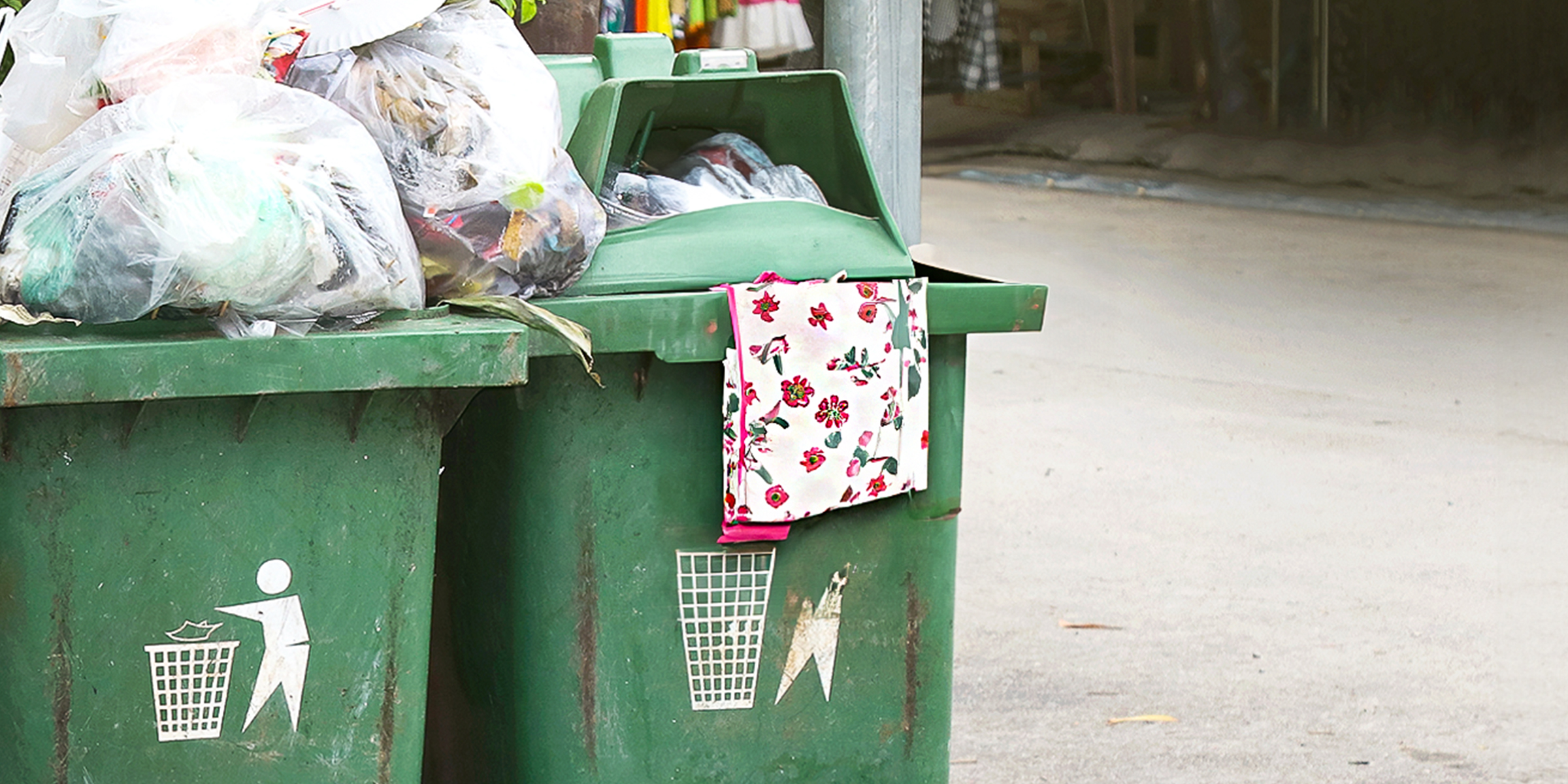 Un delantal floral en un cubo de basura | Fuente: Shutterstock