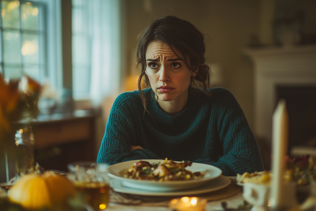 Una mujer con cara triste durante la cena de Acción de Gracias | Fuente: Midjourney