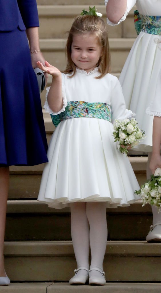 La princesa Charlotte saluda después de la boda de la princesa Eugenie, en 2018.| Foto: Getty Images