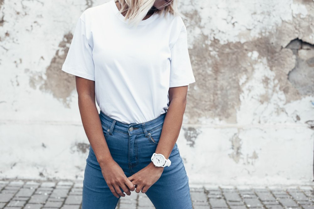 Mujer con camiseta blanca y jeans. | Foto: Pexels