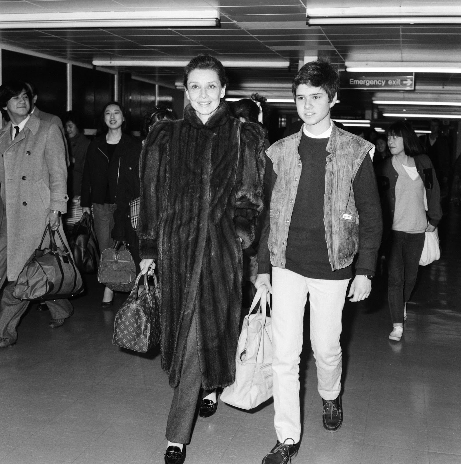 Audrey Hepburn y su hijo Luca vistos en un aeropuerto en abril de 1984. | Fuente: Getty Images