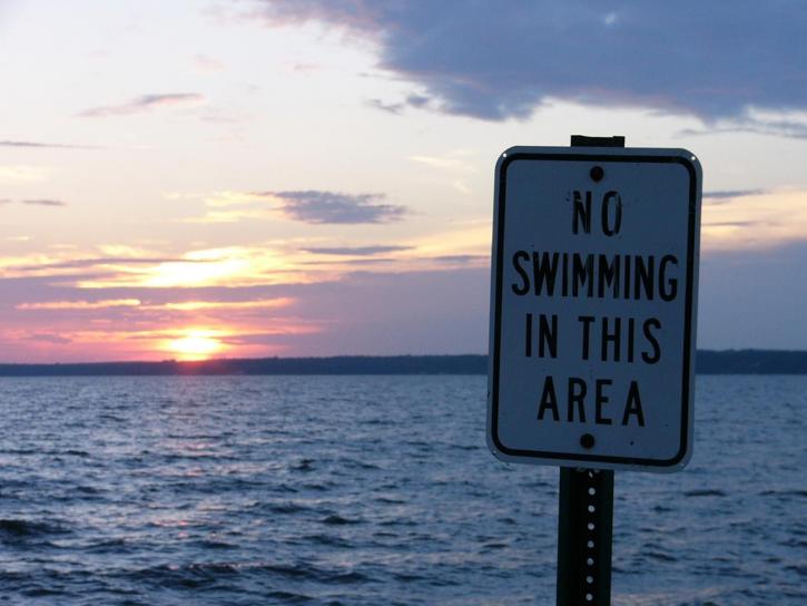 Advertencia de no nadar. | Foto: Pixnio